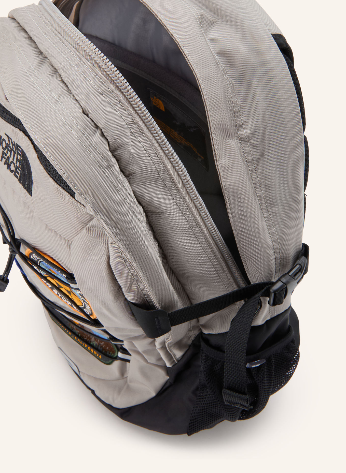 THE NORTH FACE BOREALIS CLASSIC PATCH Backpack, 29 L: BEIGE / BLACK