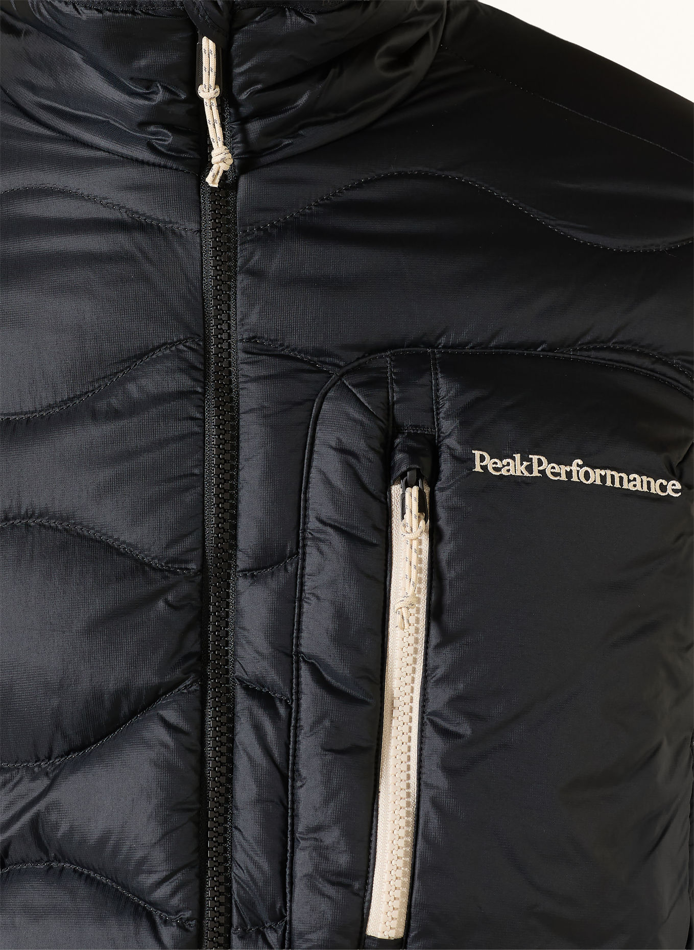 Peak Performance Vestă ușoară din puf HELIUM: NEGRU / ECRU