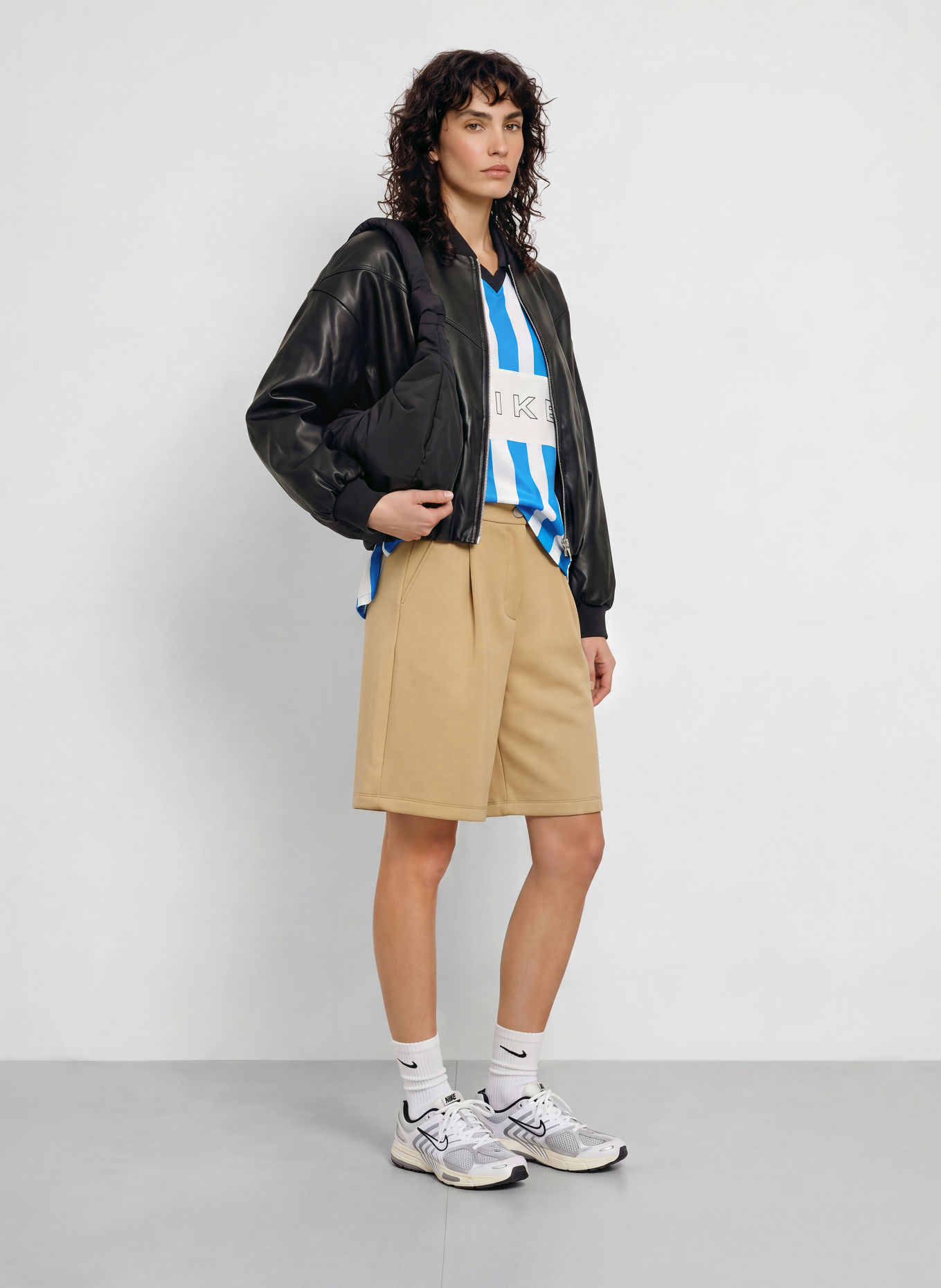 Nike Jacheta PLEATHER BOMBER cu aspect de piele: NEGRU