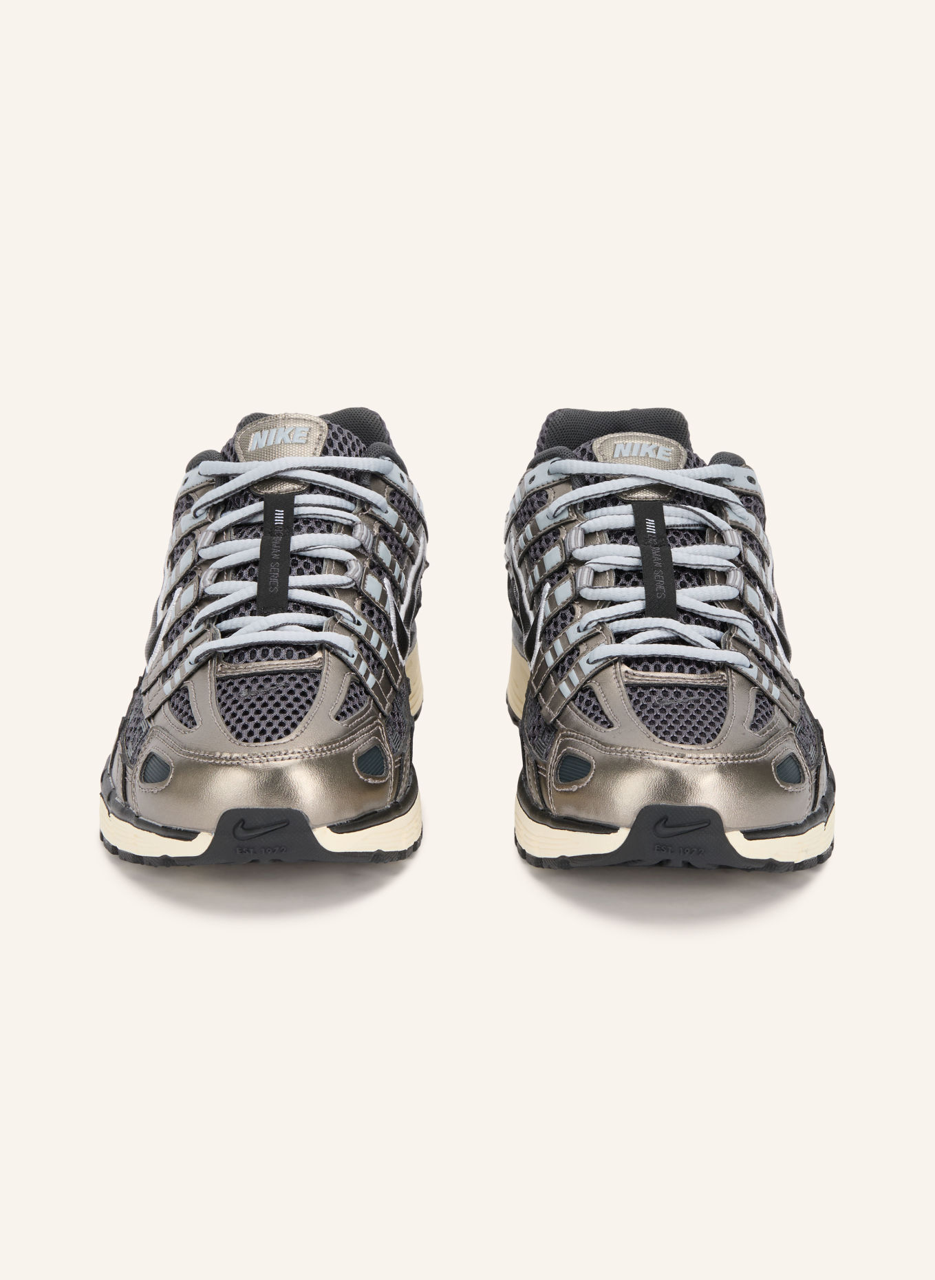 Nike Sneaker P-6000 SE: DUNKELGRAU / SILBER / WEISS
