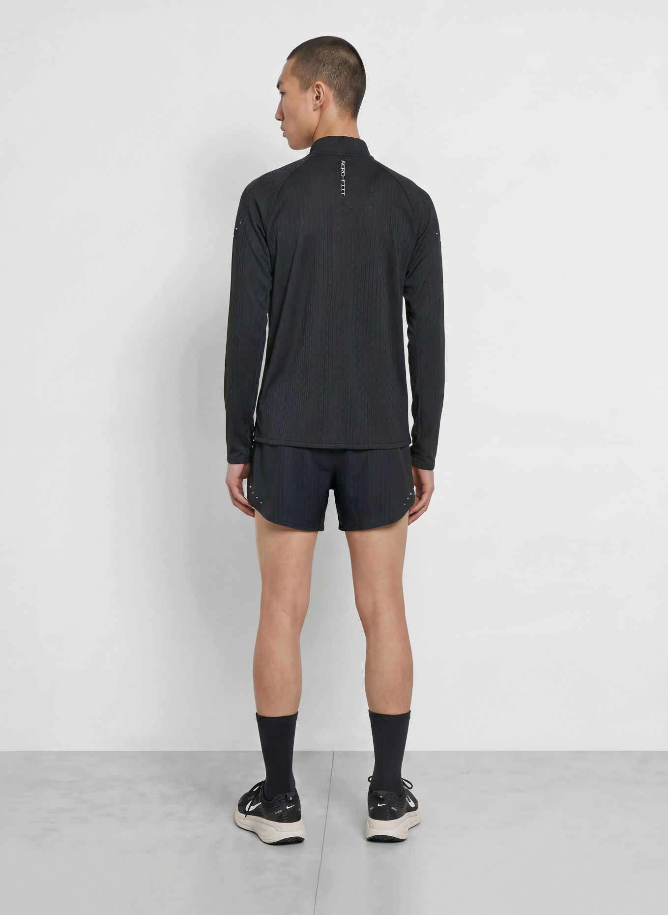 Nike Funktionsshirt STRIDE AERO-FIT: SCHWARZ