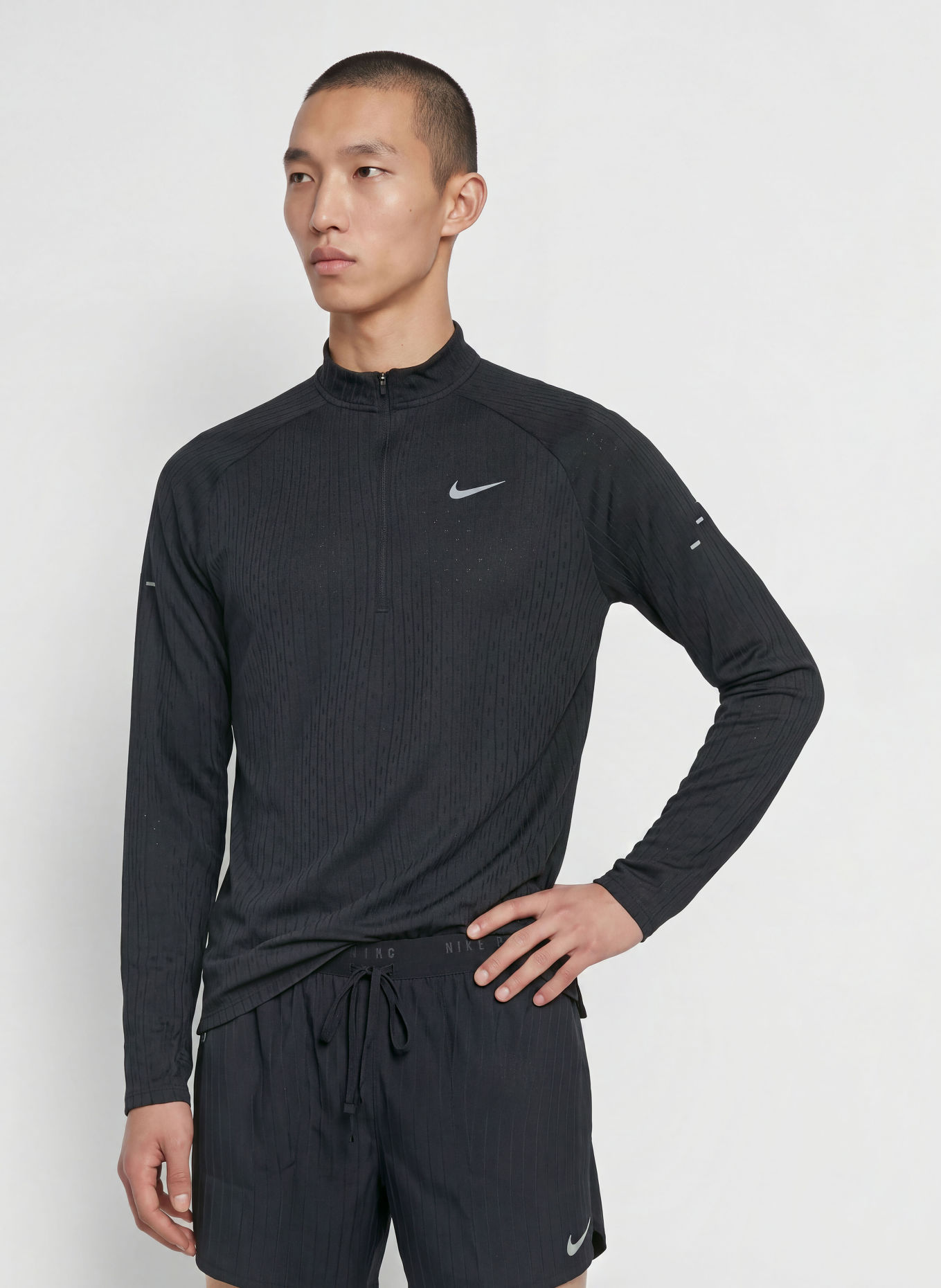 Nike Funktionsshirt STRIDE AERO-FIT: SCHWARZ