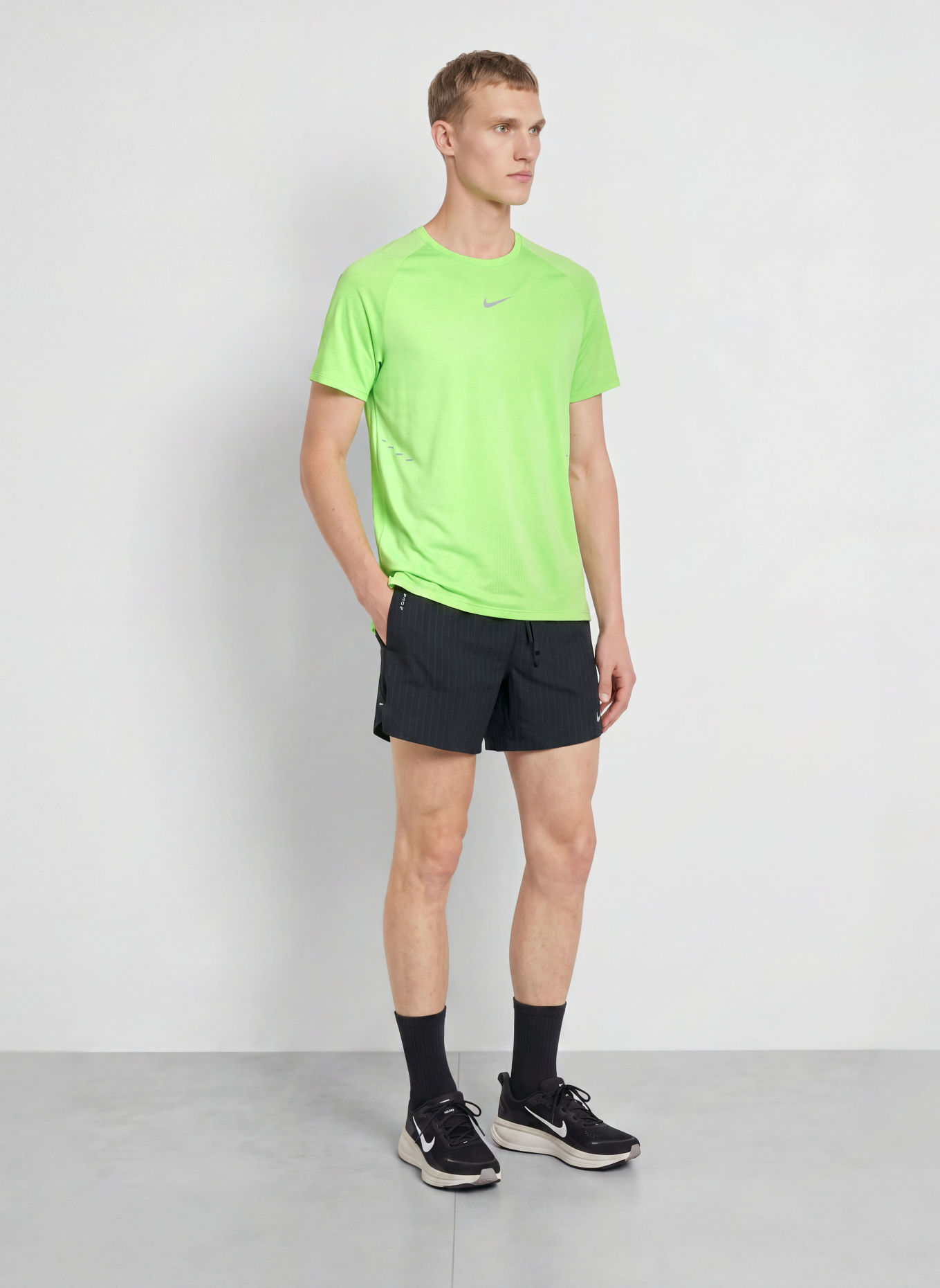 Nike Tricou funcțional STRIDE: VERDE NEON