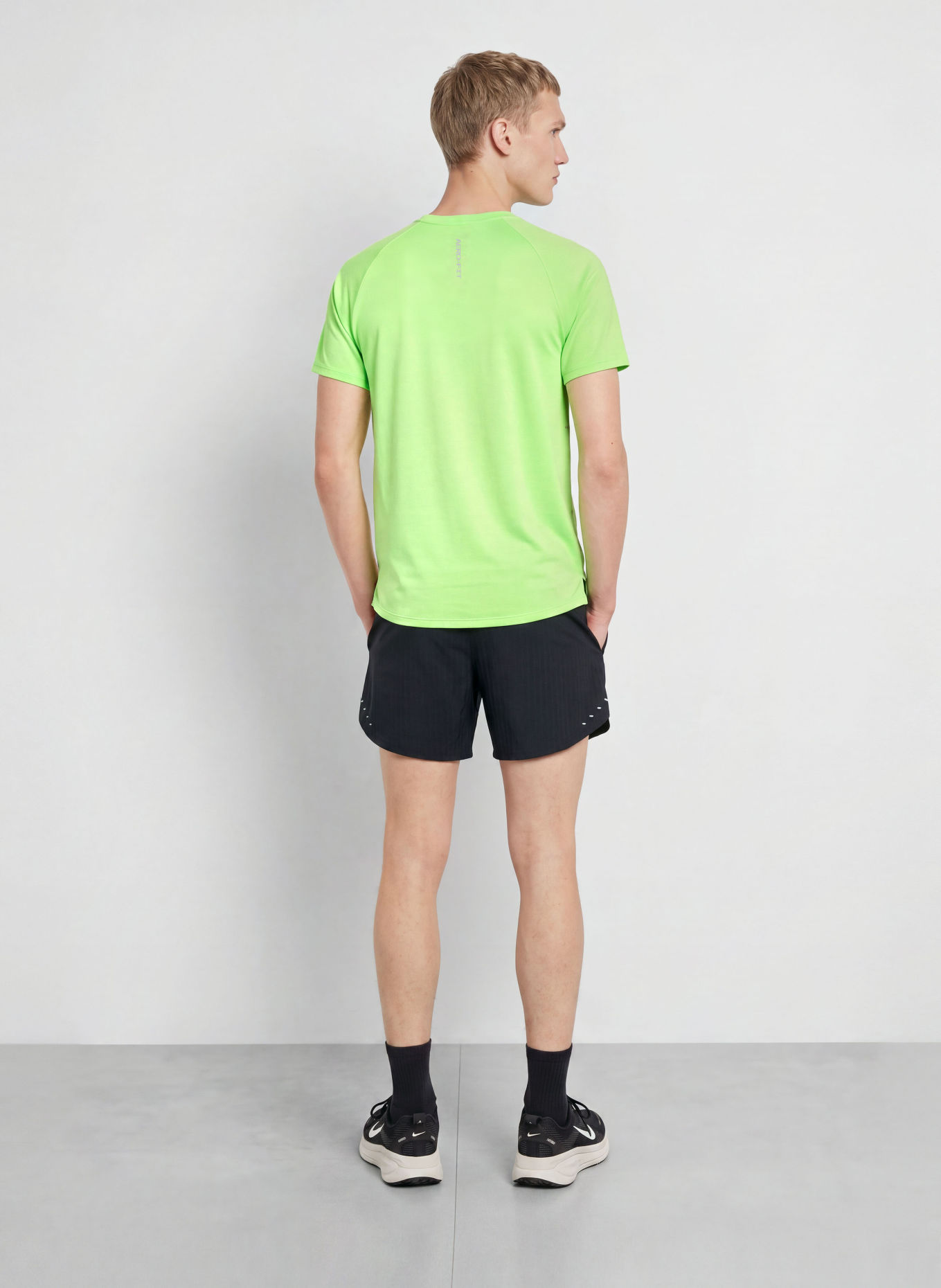 Nike Tricou funcțional STRIDE: VERDE NEON