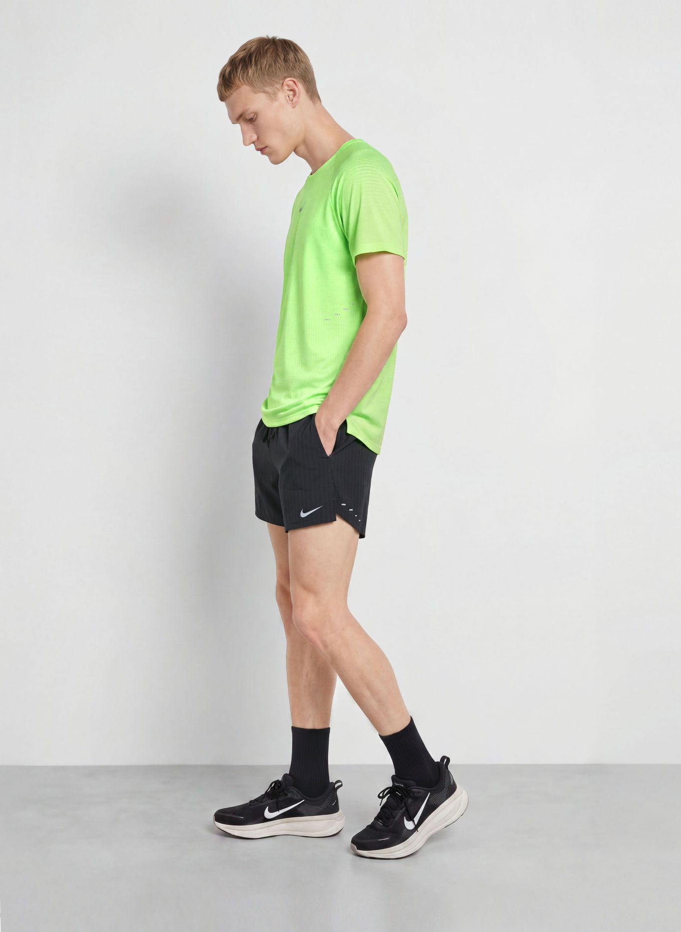 Nike Tricou funcțional STRIDE: VERDE NEON