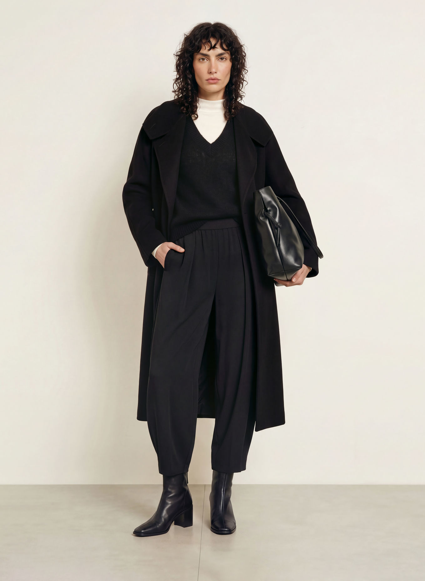 LISA YANG Wollmantel: SCHWARZ
