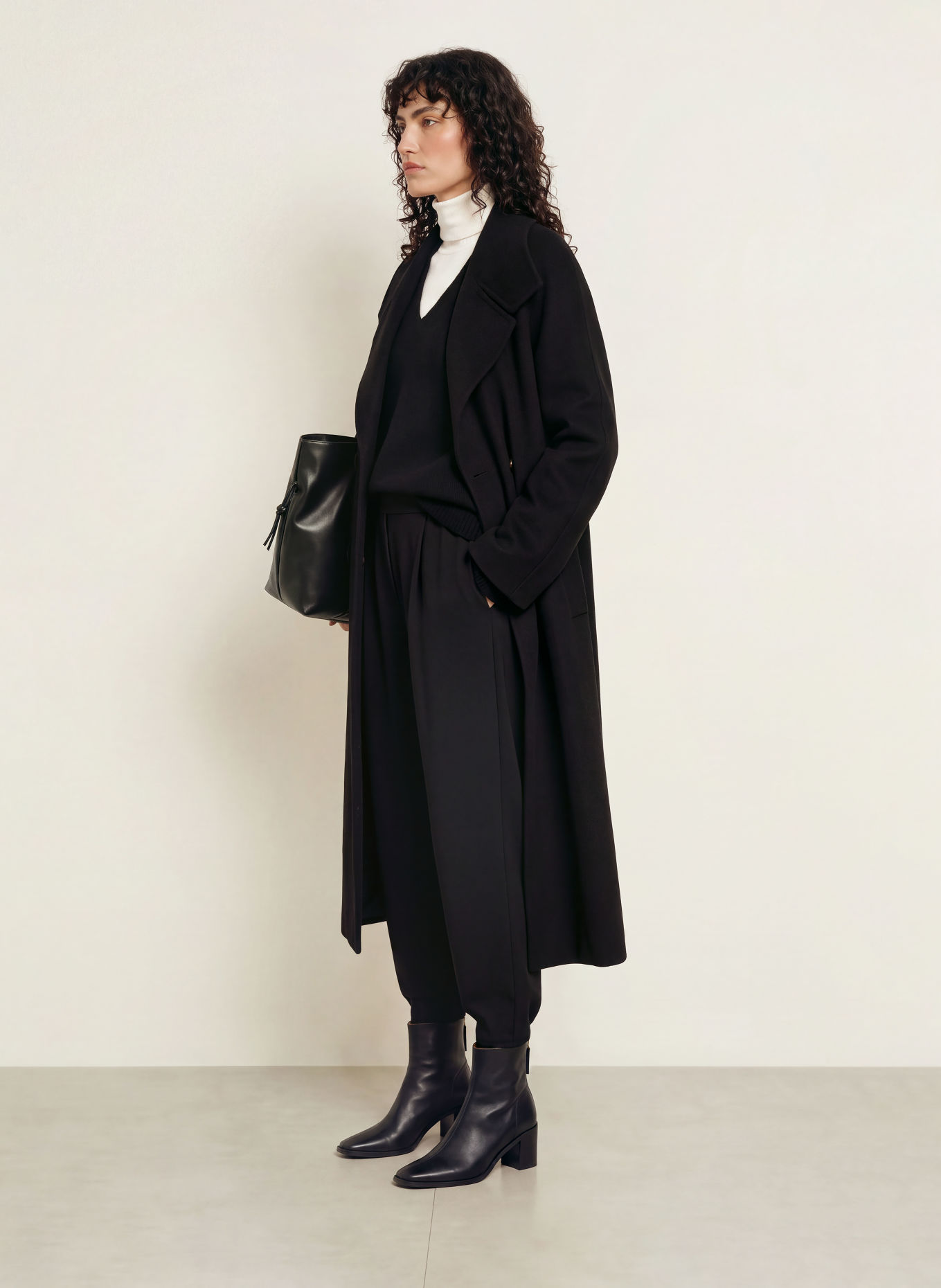 LISA YANG Wollmantel: SCHWARZ