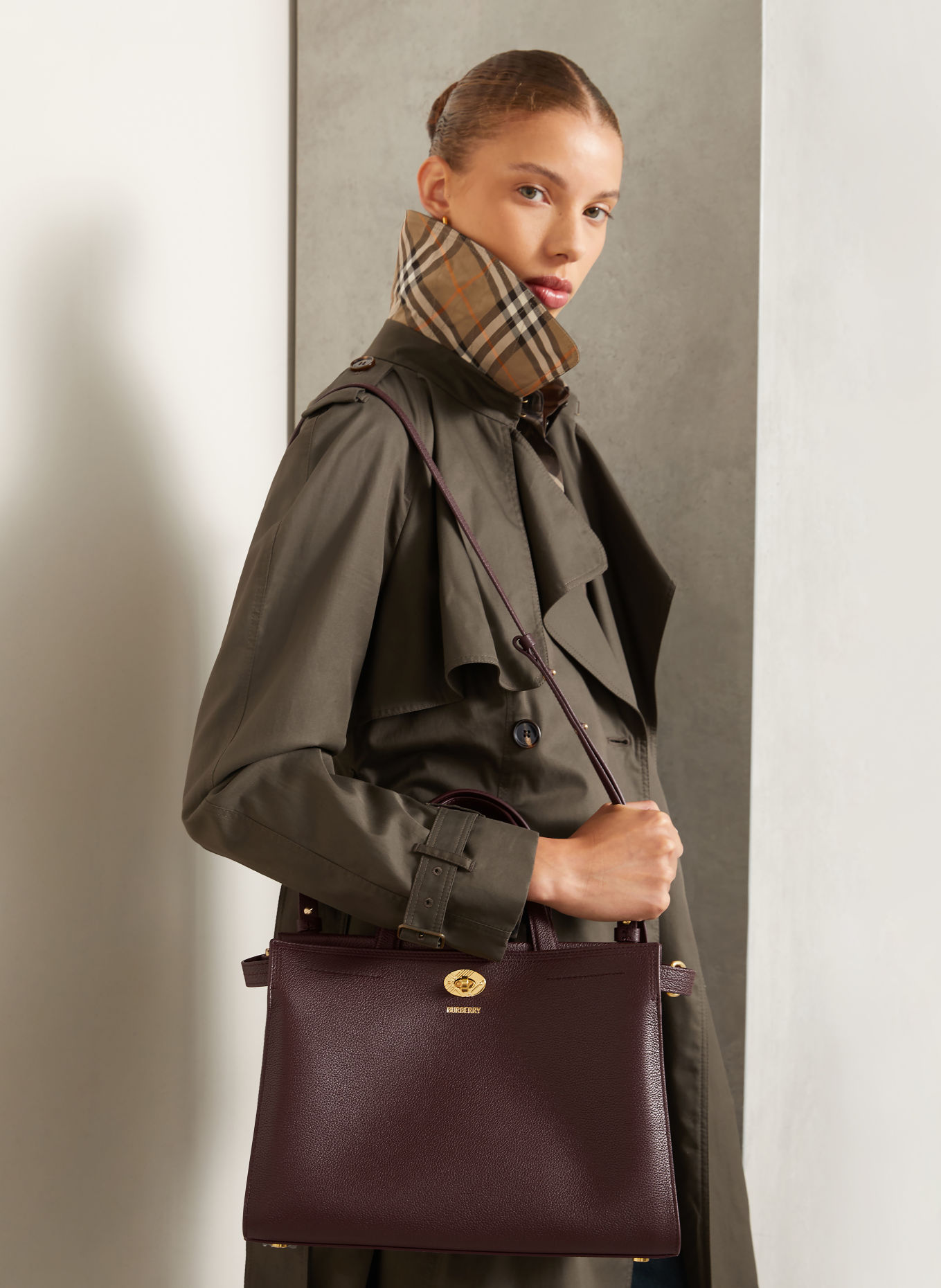 BURBERRY COTSWOLDS SMALL Handbag: DARK RED