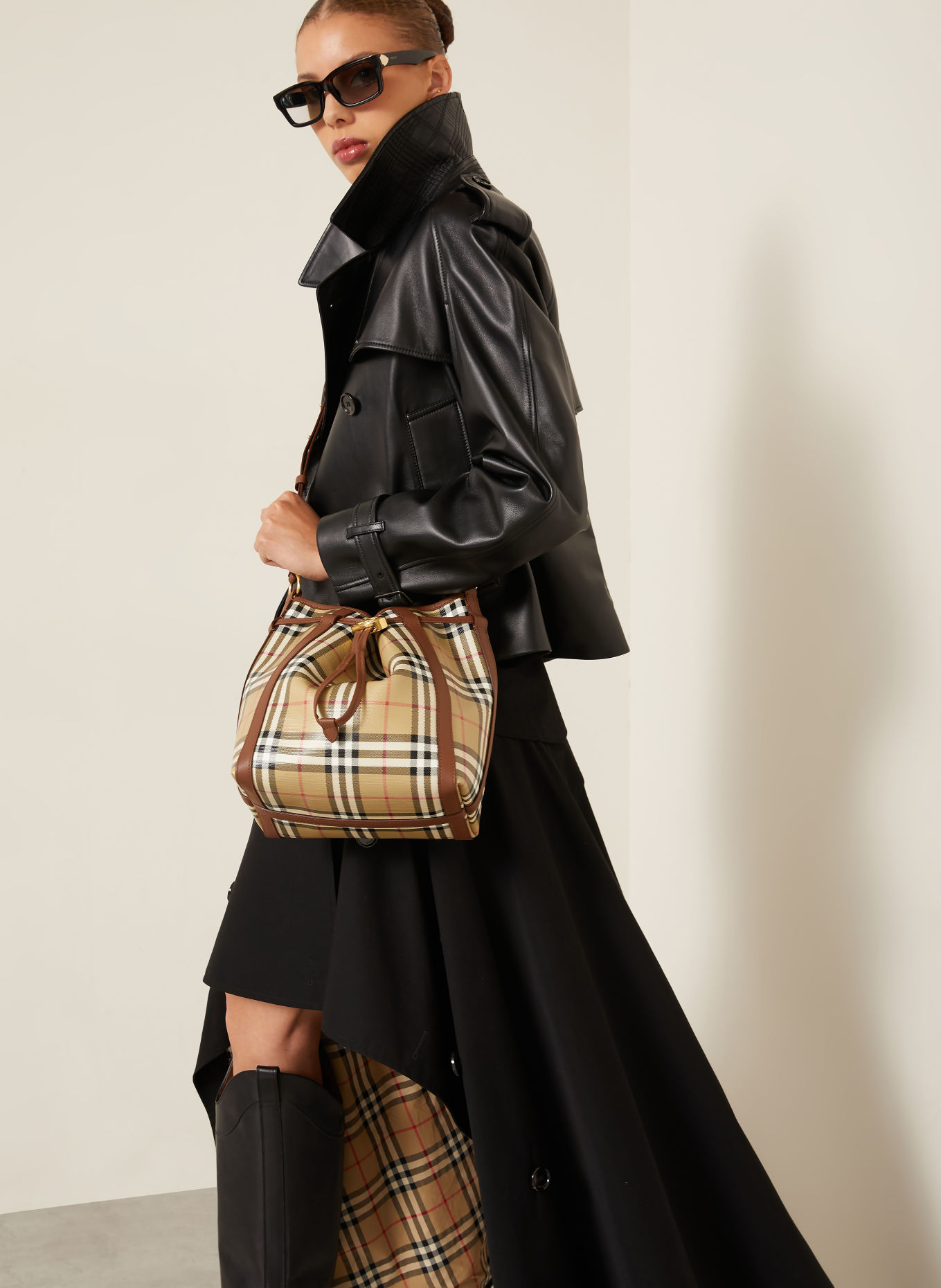 BURBERRY SMALL Bucket bag: BEIGE / GOLD / BROWN