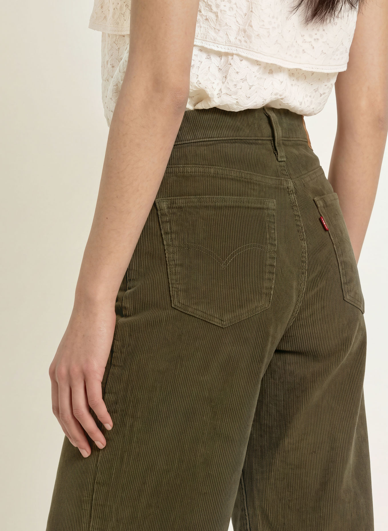 Levi's® Cordbroek 318 SHAPING WIDE LEG: OLIJF