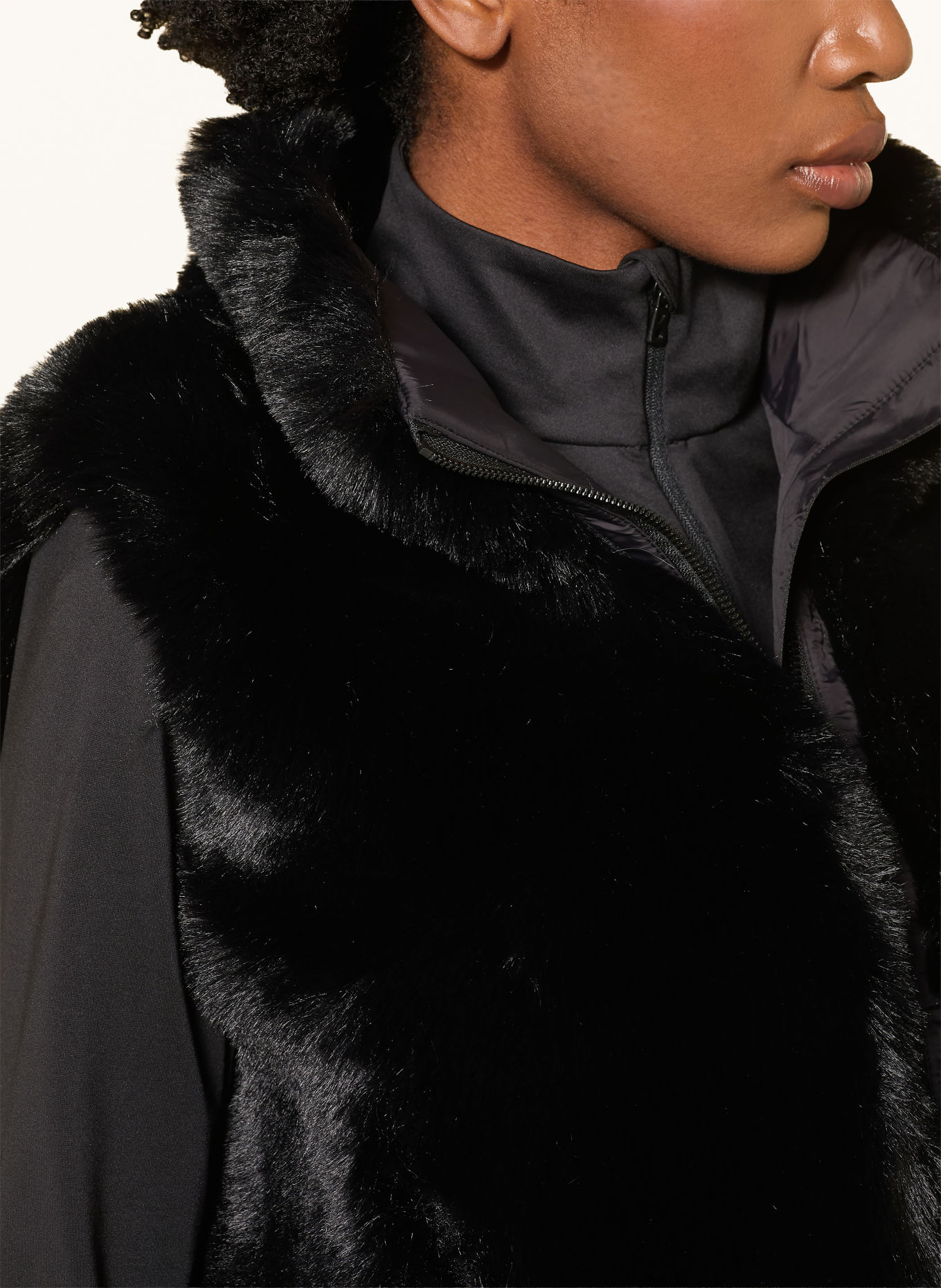 MRS & HUGS Veste i teddypels: SORT
