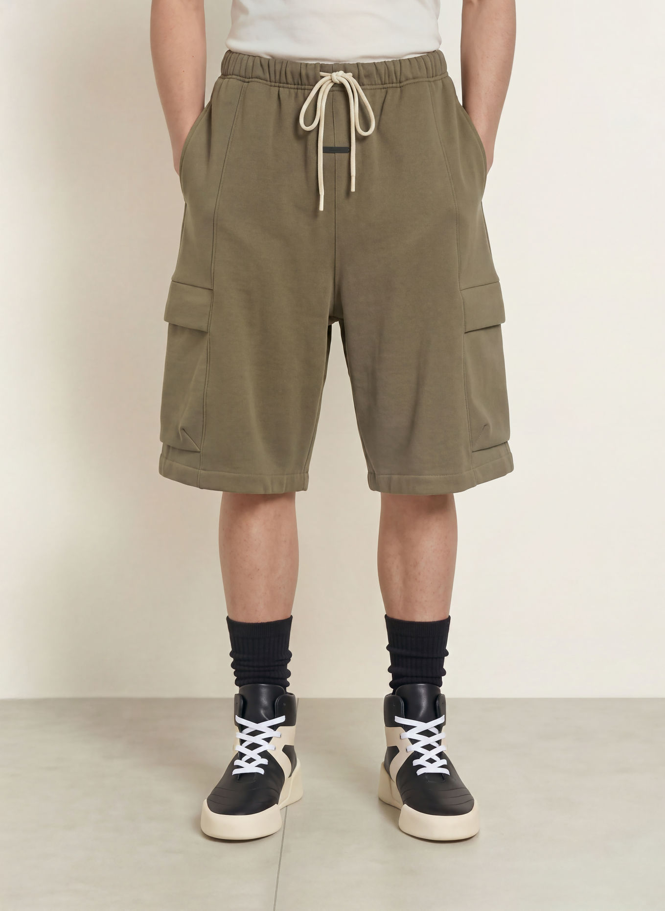 ESSENTIALS - FEAR OF GOD Pantaloni scurți de tip cargo: OLIV