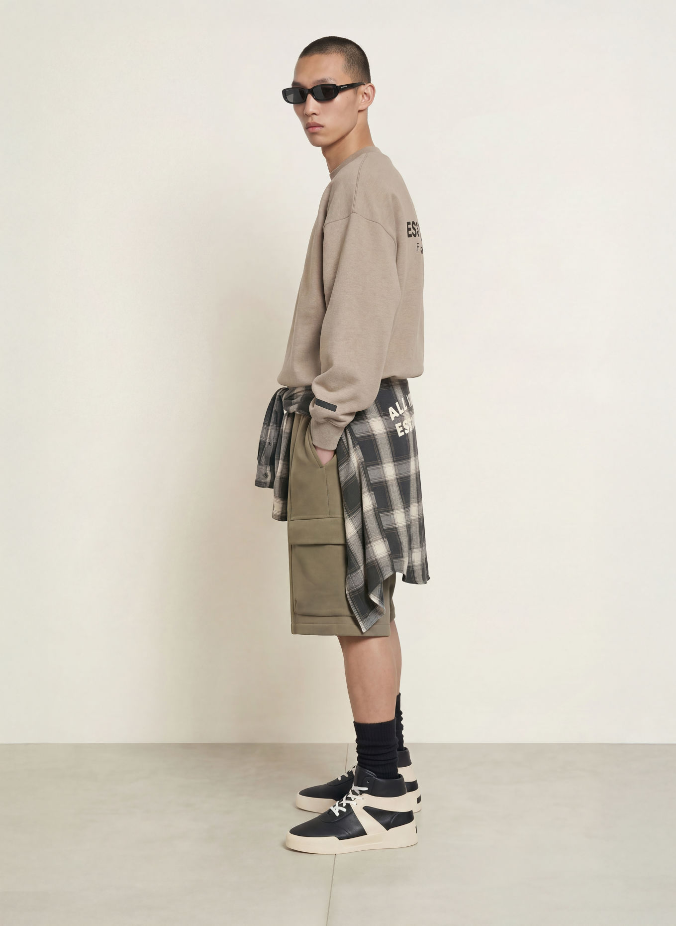ESSENTIALS - FEAR OF GOD Pantaloni scurți de tip cargo: OLIV