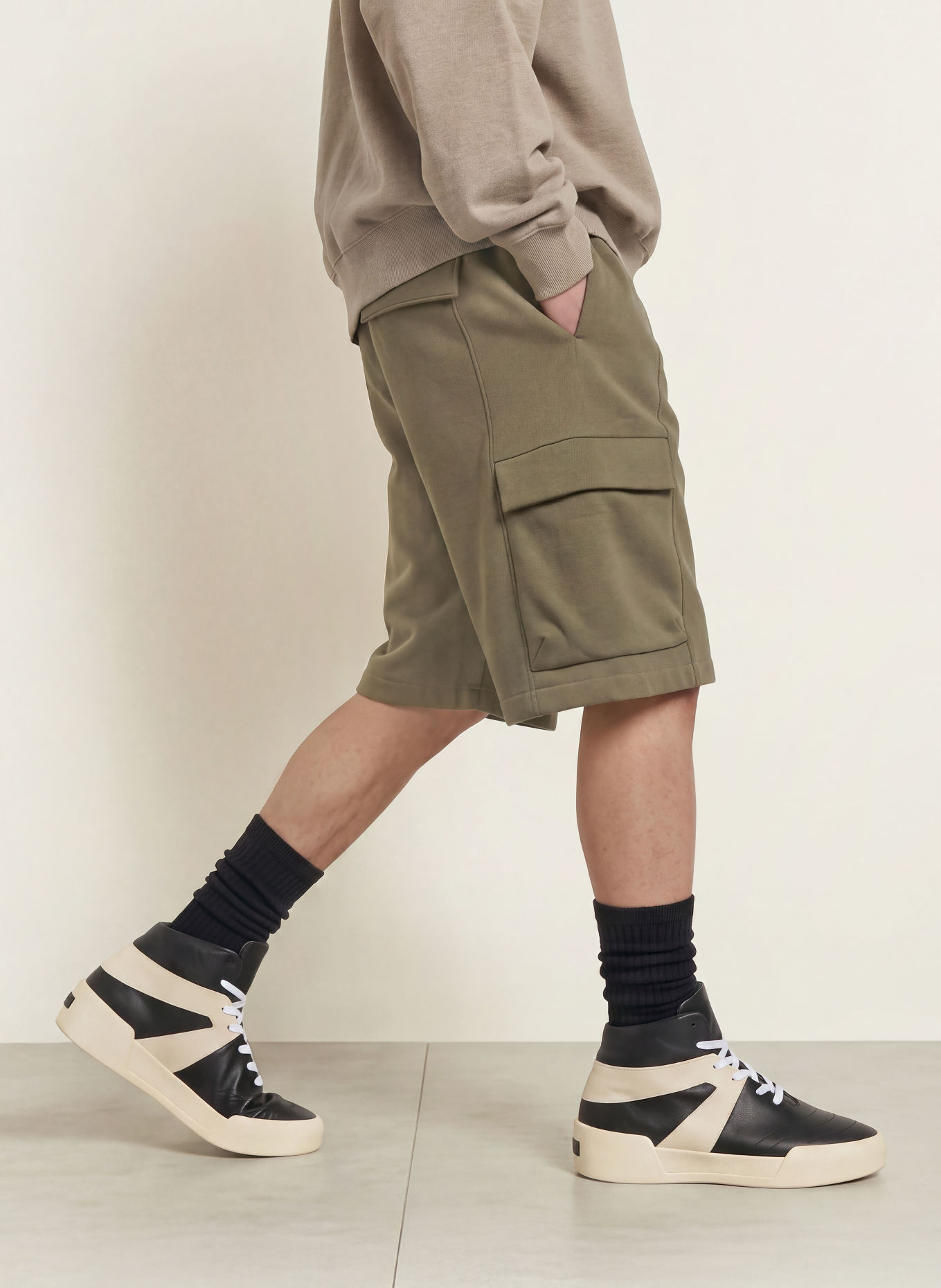 ESSENTIALS - FEAR OF GOD Pantaloni scurți de tip cargo: OLIV