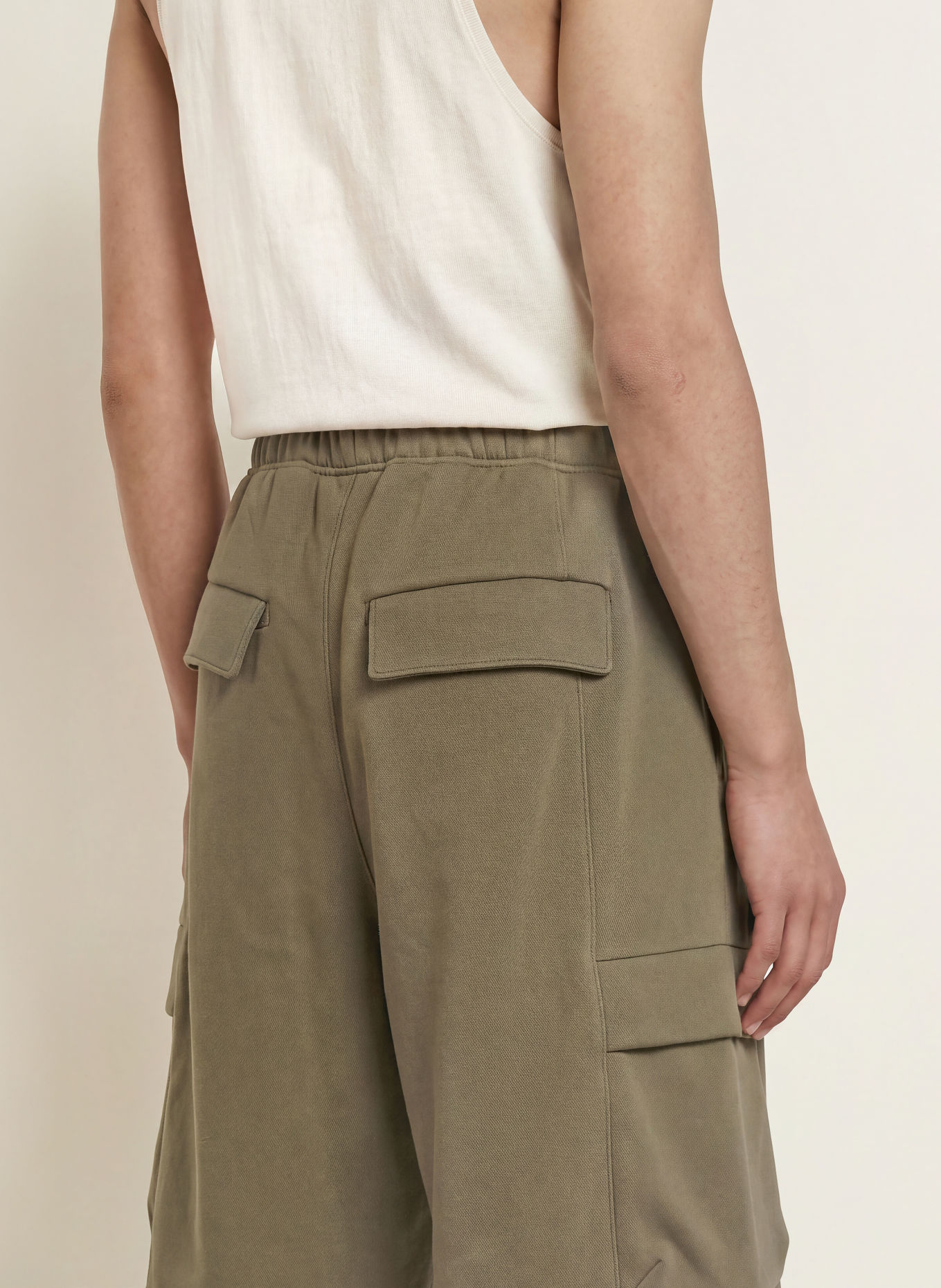 ESSENTIALS - FEAR OF GOD Pantaloni scurți de tip cargo: OLIV