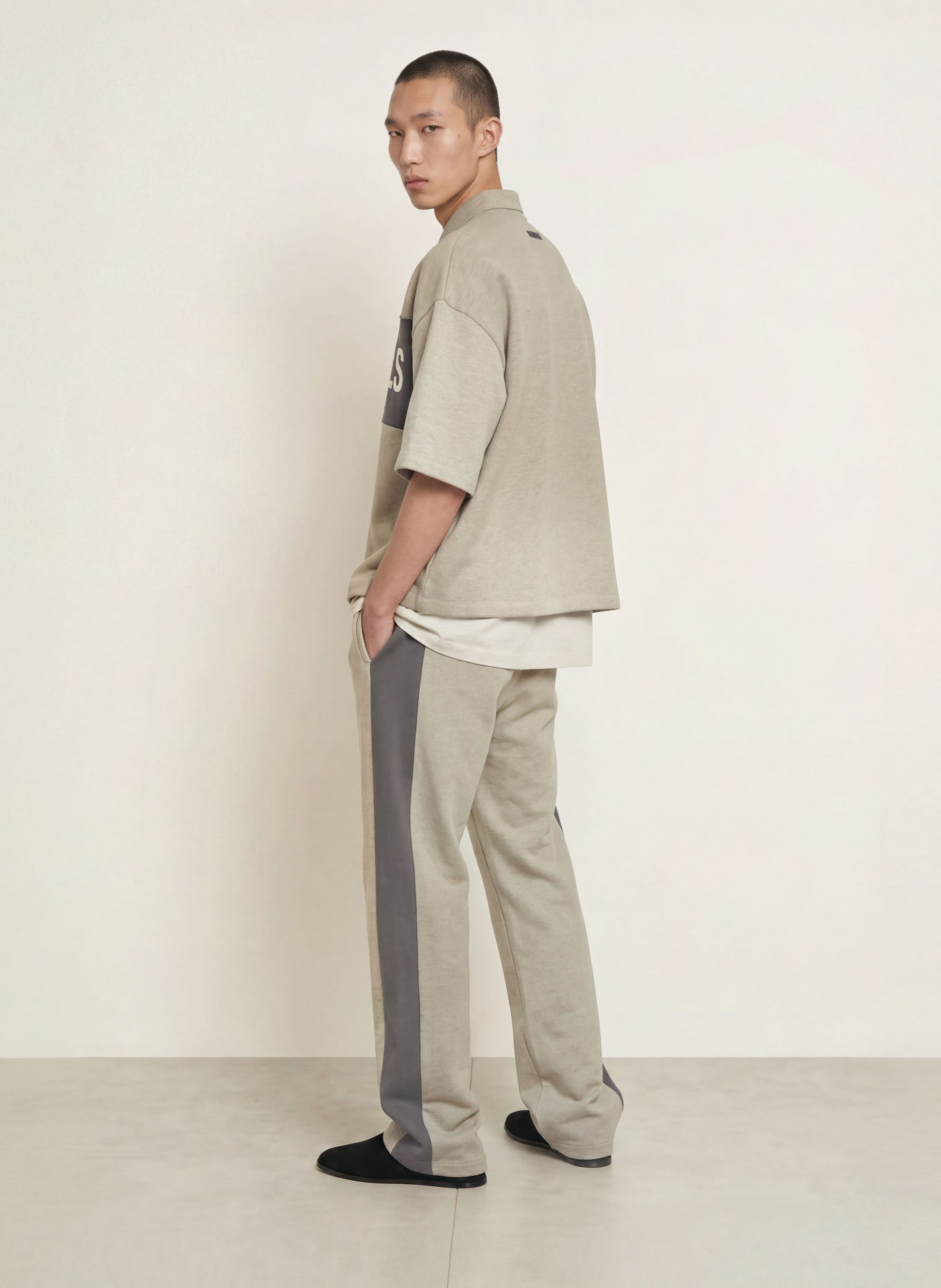 ESSENTIALS - FEAR OF GOD Tricou polo din material de tip sweat, cu mâneci 3/4: GRI / GRI ÎNCHIS / ALB