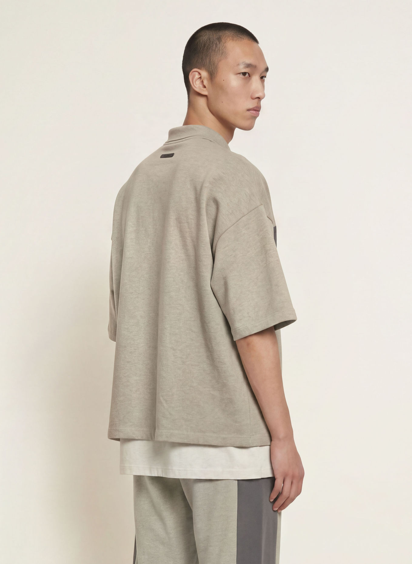 ESSENTIALS - FEAR OF GOD Tricou polo din material de tip sweat, cu mâneci 3/4: GRI / GRI ÎNCHIS / ALB