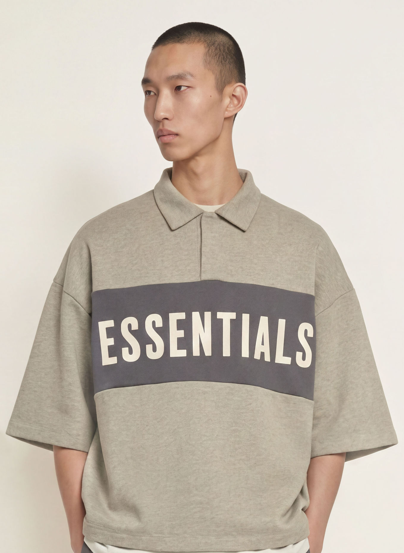 ESSENTIALS - FEAR OF GOD Tricou polo din material de tip sweat, cu mâneci 3/4: GRI / GRI ÎNCHIS / ALB
