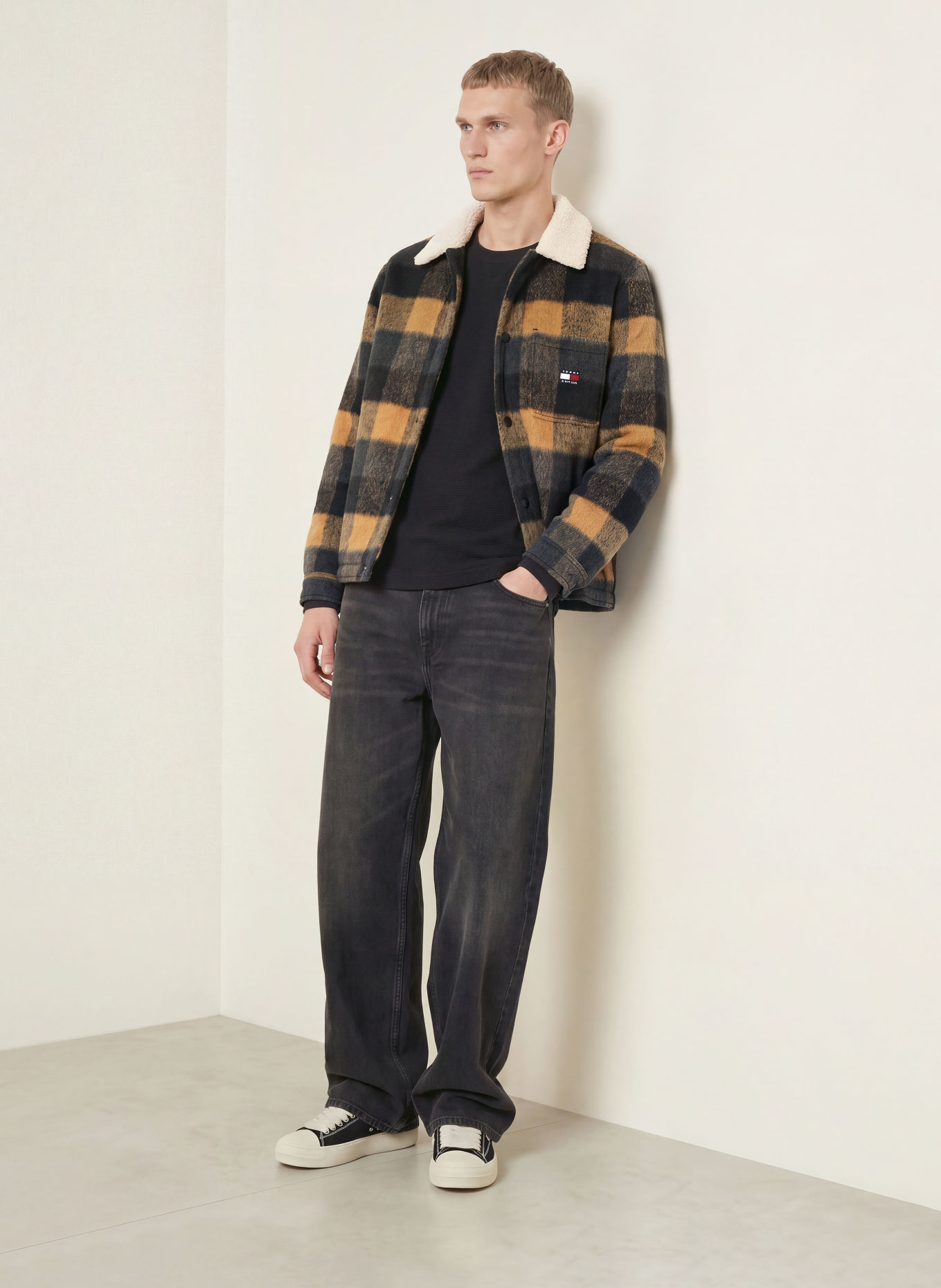 TOMMY JEANS Jachetă cu blană de teddy: NEGRU / CAMEL / GRI ÎNCHIS