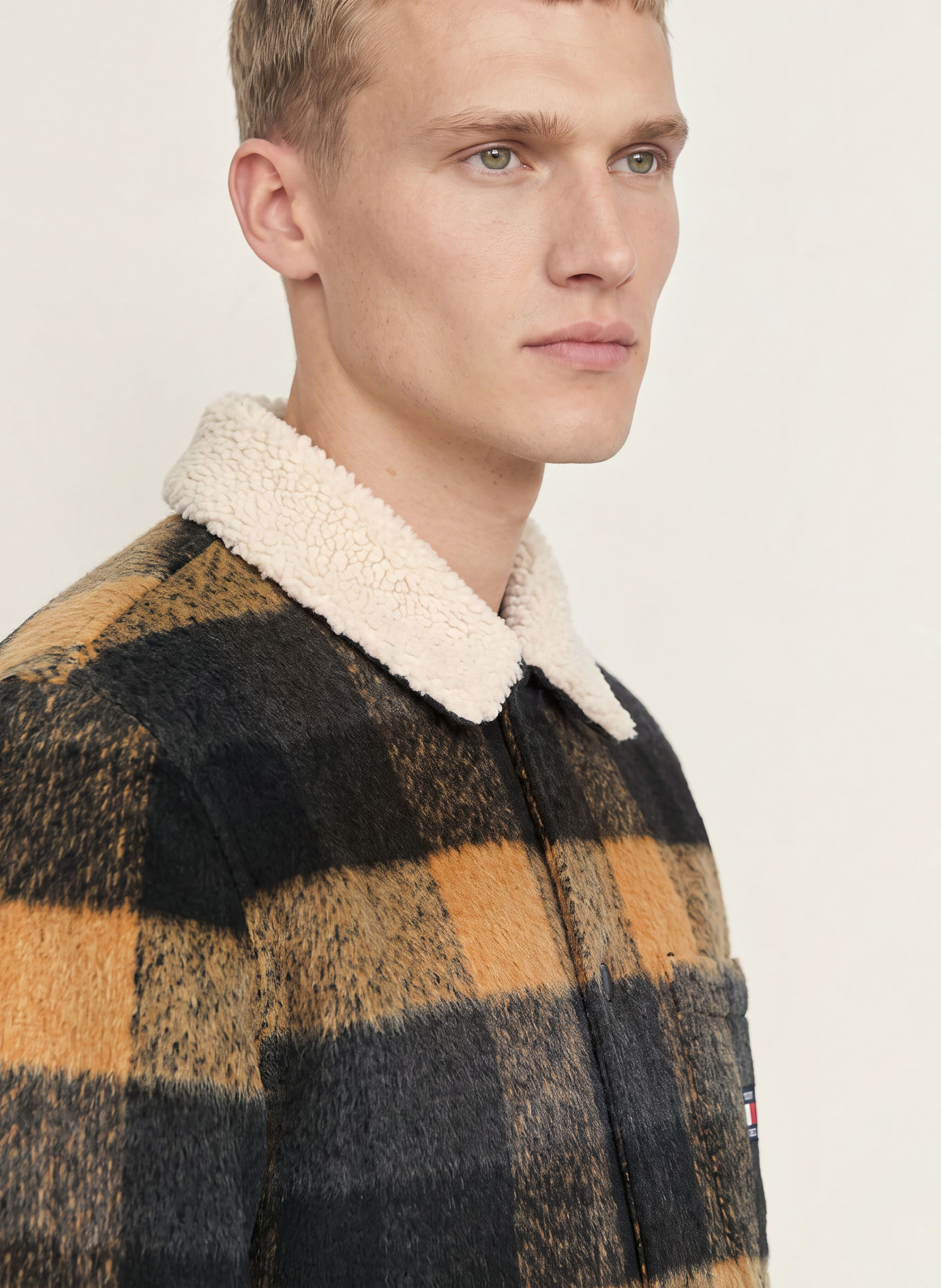 TOMMY JEANS Jachetă cu blană de teddy: NEGRU / CAMEL / GRI ÎNCHIS