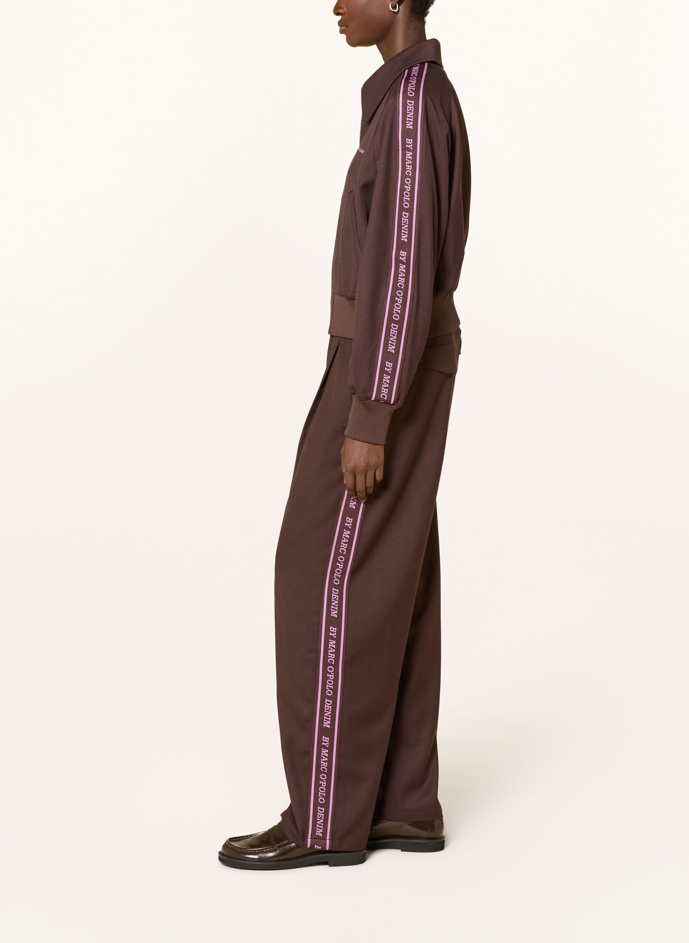 Marc O'Polo DENIM Pantalon à bandes de galon: MARRON FONCÉ / ROSE FUCHSIA