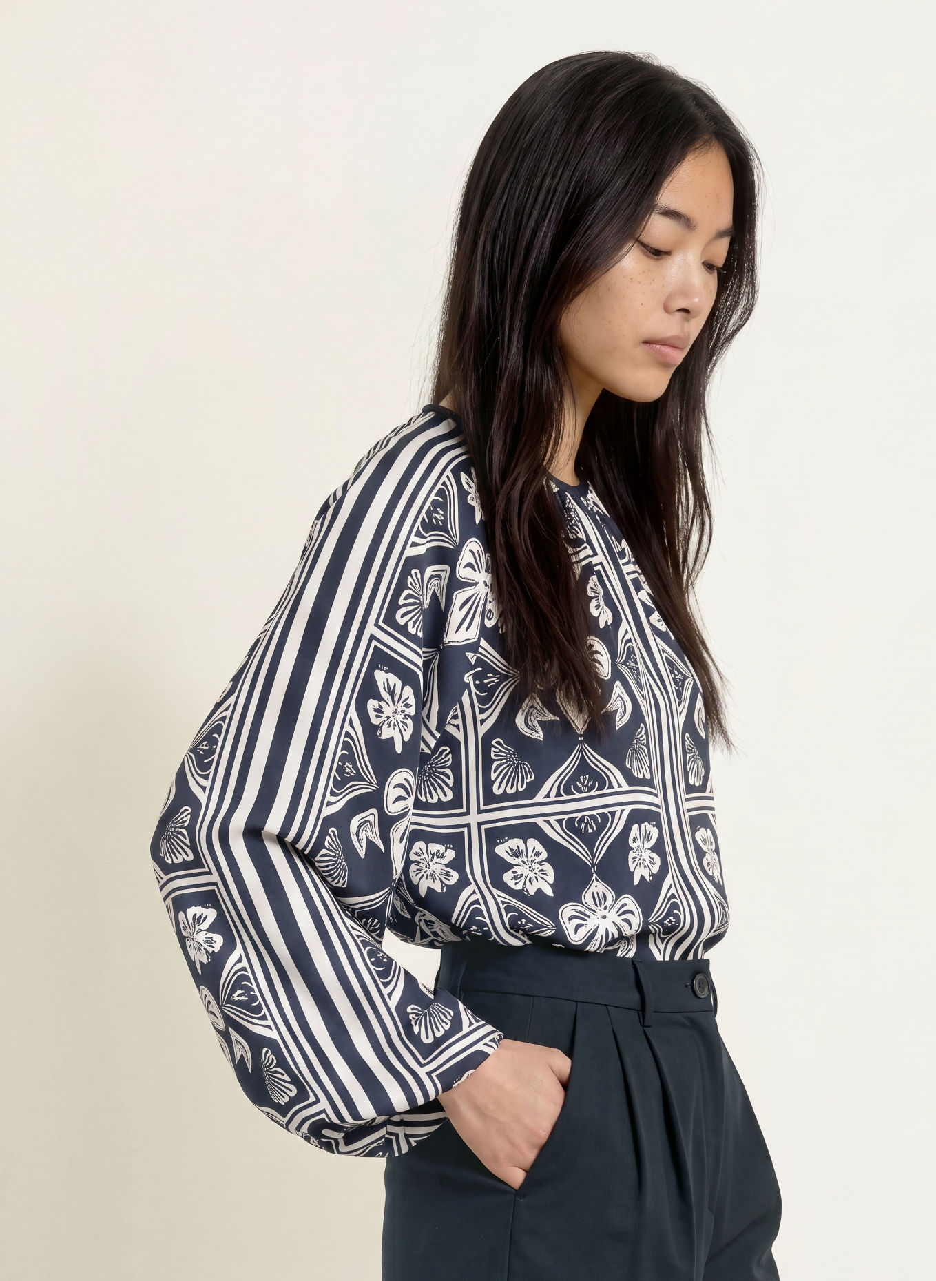 MOS MOSH Blusenshirt MMMILKEY aus Satin: DUNKELBLAU / WEISS