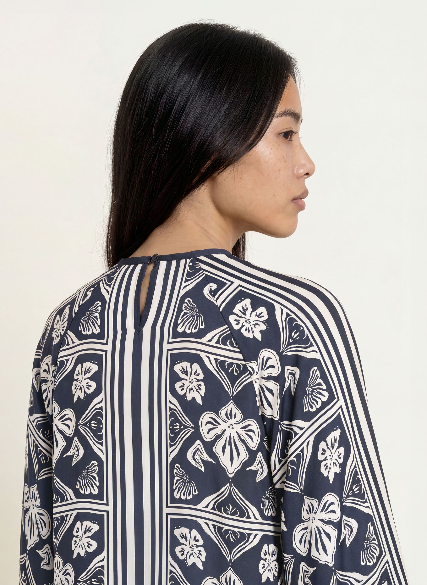 MOS MOSH Blusenshirt MMMILKEY aus Satin: DUNKELBLAU / WEISS