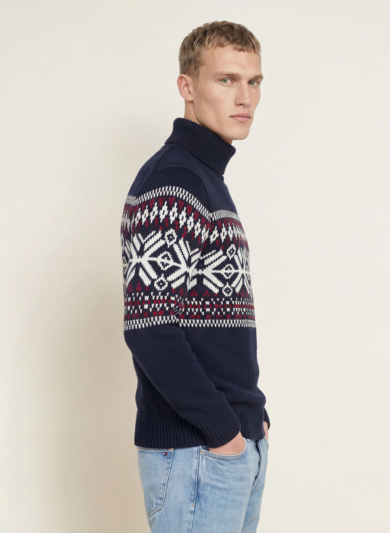 TOMMY HILFIGER Rullekravepullover: MØRKEBLÅ / ECRU / MØRKERØD