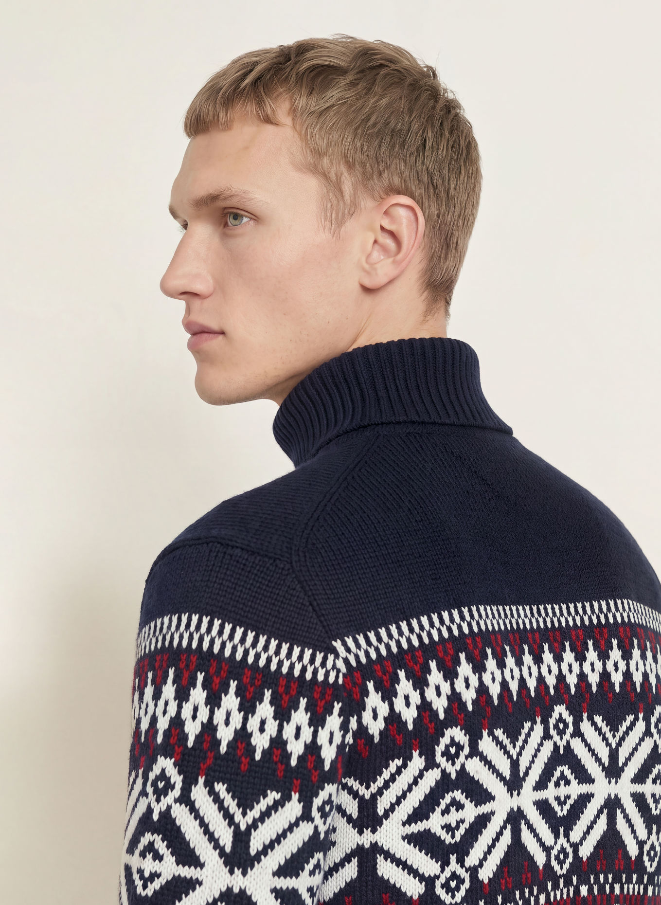 TOMMY HILFIGER Rullekravepullover: MØRKEBLÅ / ECRU / MØRKERØD