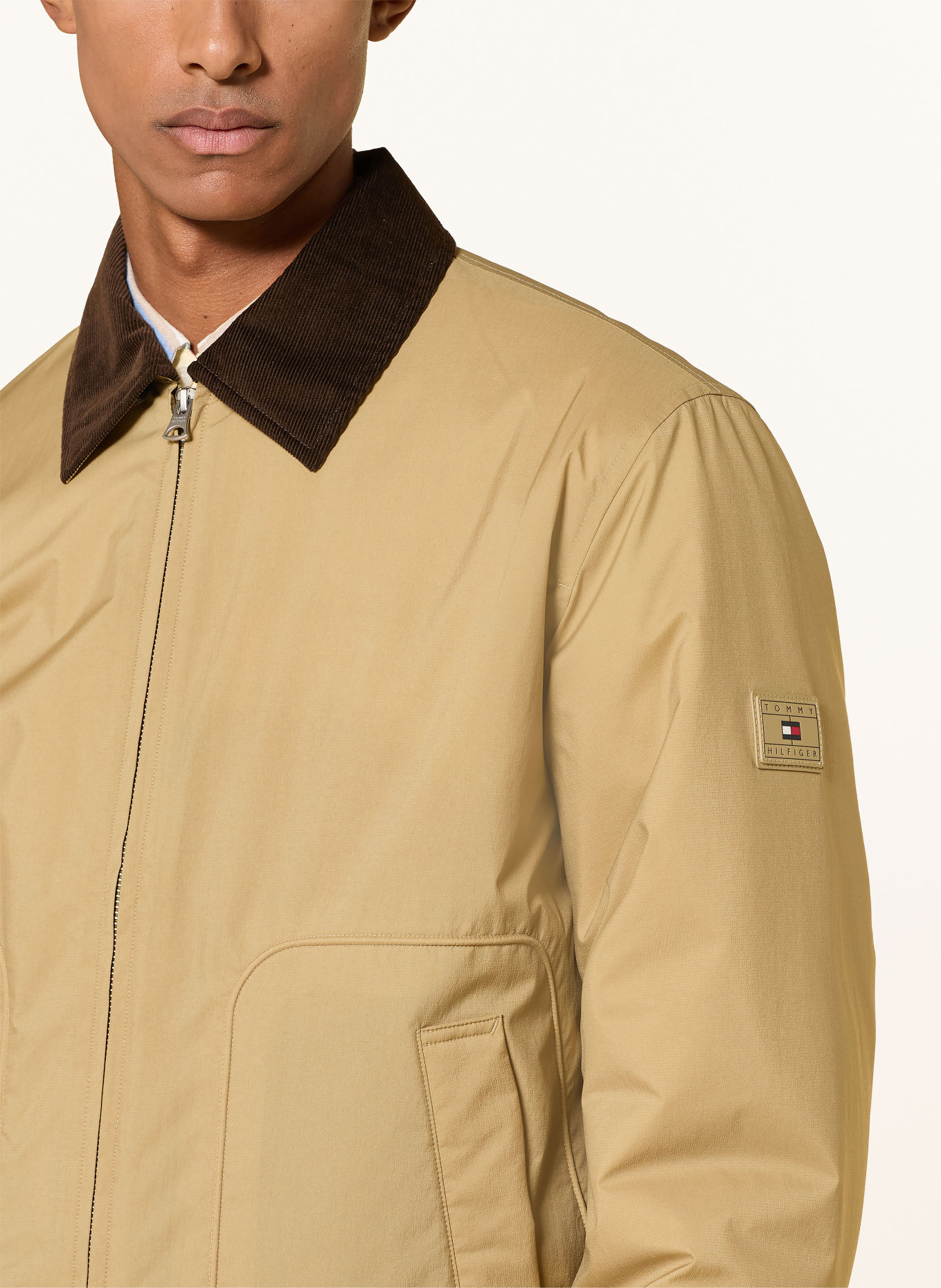 TOMMY HILFIGER Jacka: KHAKI / MÖRKBRUN