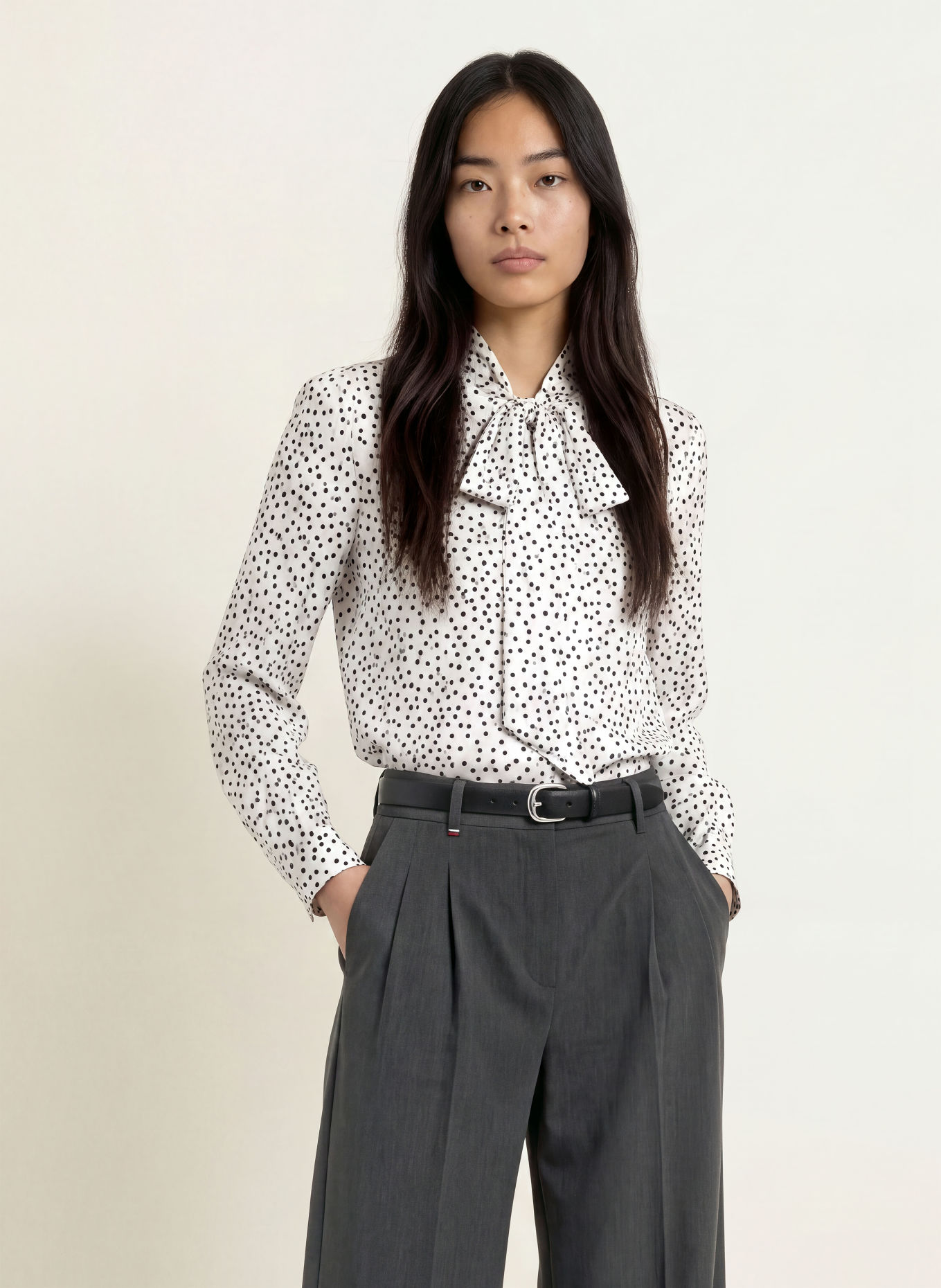 TOMMY HILFIGER Blouse à lavallière: BLANC / NOIR
