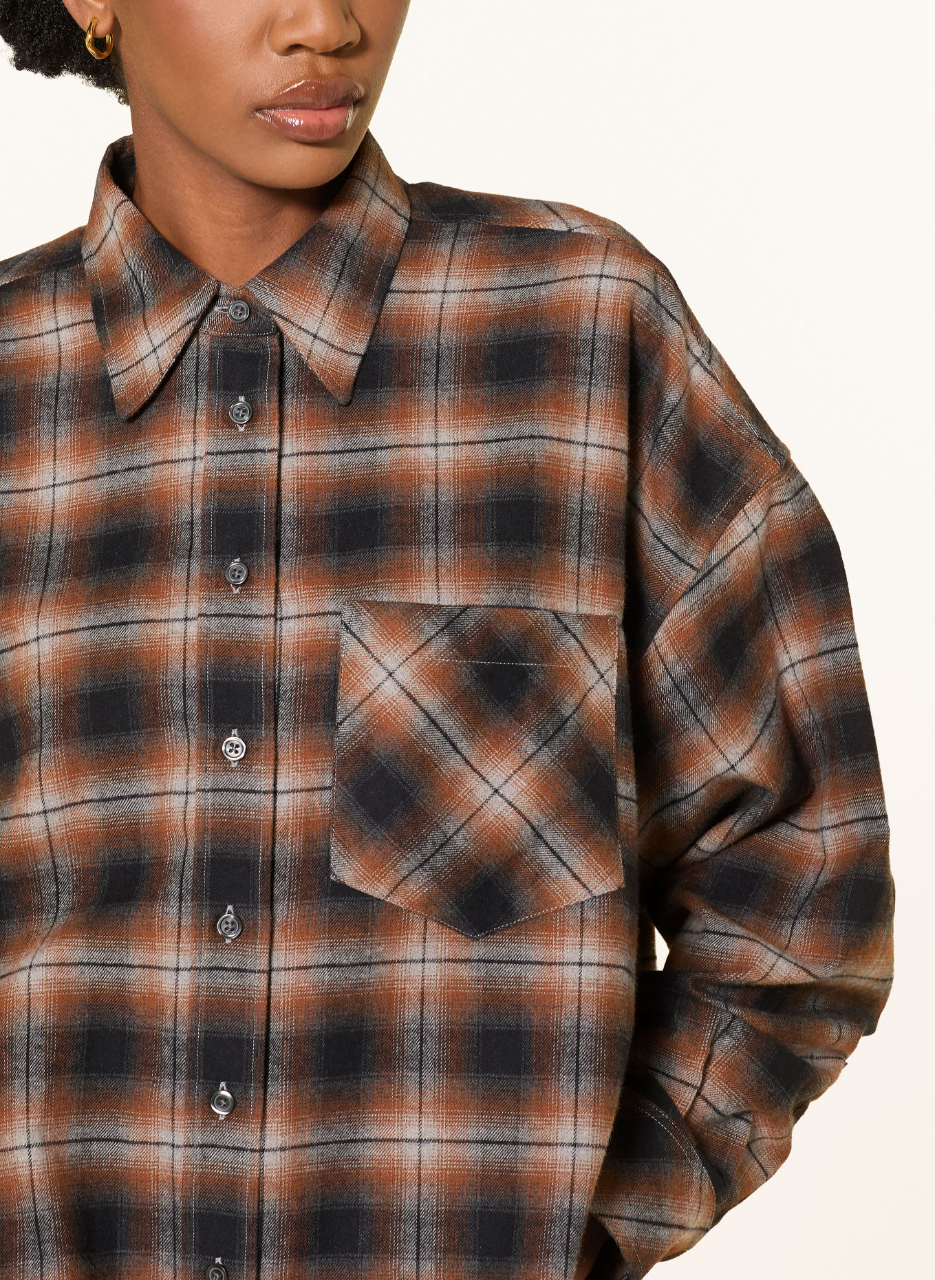 SoSUE Oversized skjortebluse i flannel: GRÅ / BRUN / MØRKEBLÅ