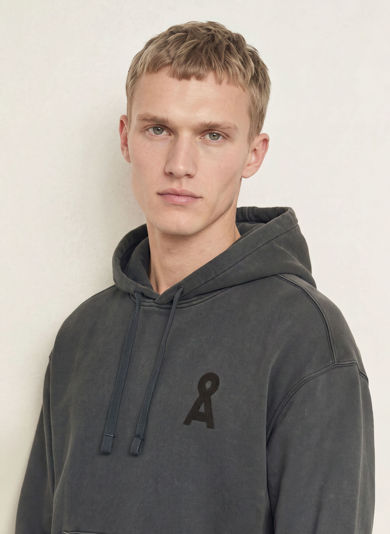 ARMEDANGELS Hoodie ICONIC Å GMT: DONKERGRIJS / ZWART