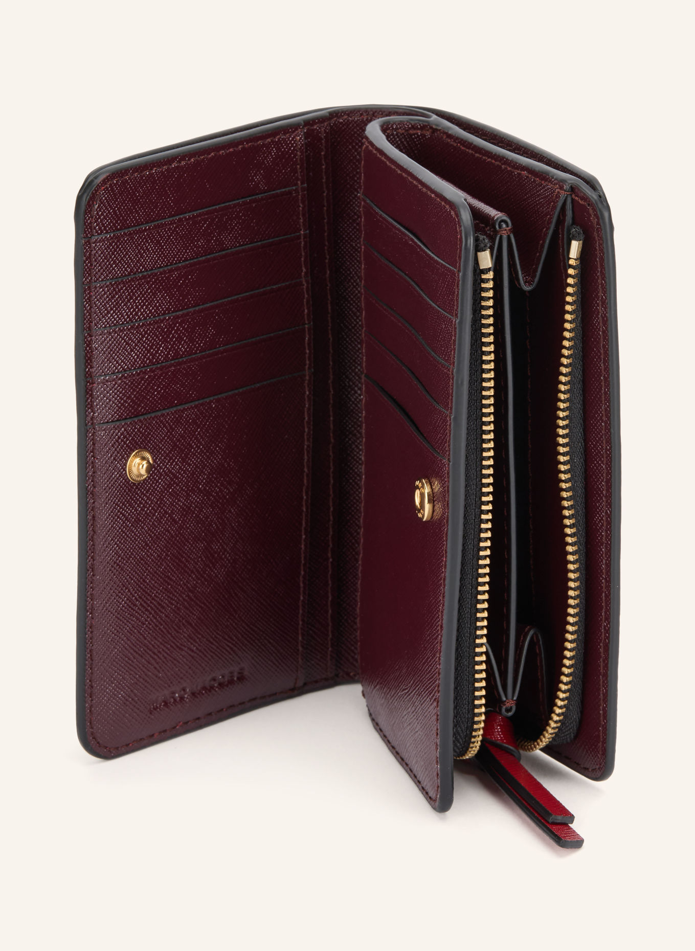 MARC JACOBS Saffiano-portemonnee THE SNAPSHOT COMPACT WALLET: ZWART / GOUD / DONKERROOD