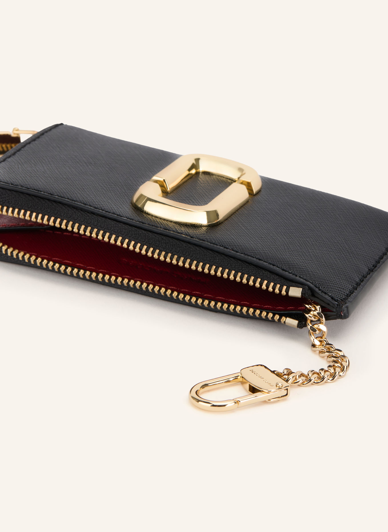 MARC JACOBS Saffiano-portemonnee THE SNAPSHOT TOP ZIP MULTI WALLET: ZWART / GOUD / DONKERROOD