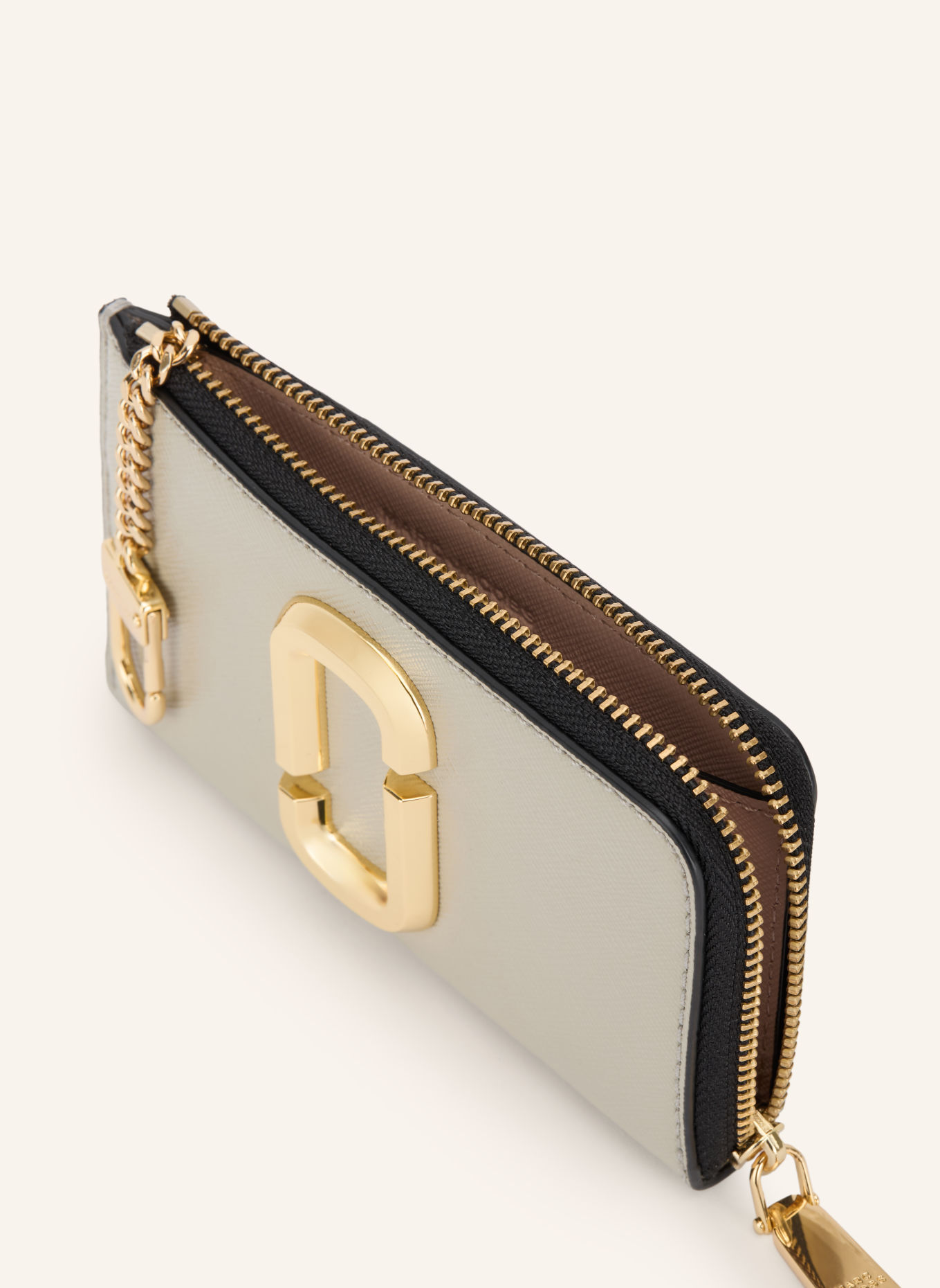 MARC JACOBS Saffiano-portemonnee THE SNAPSHOT TOP ZIP MULTI WALLET: BEIGE / GOUD / ZWART