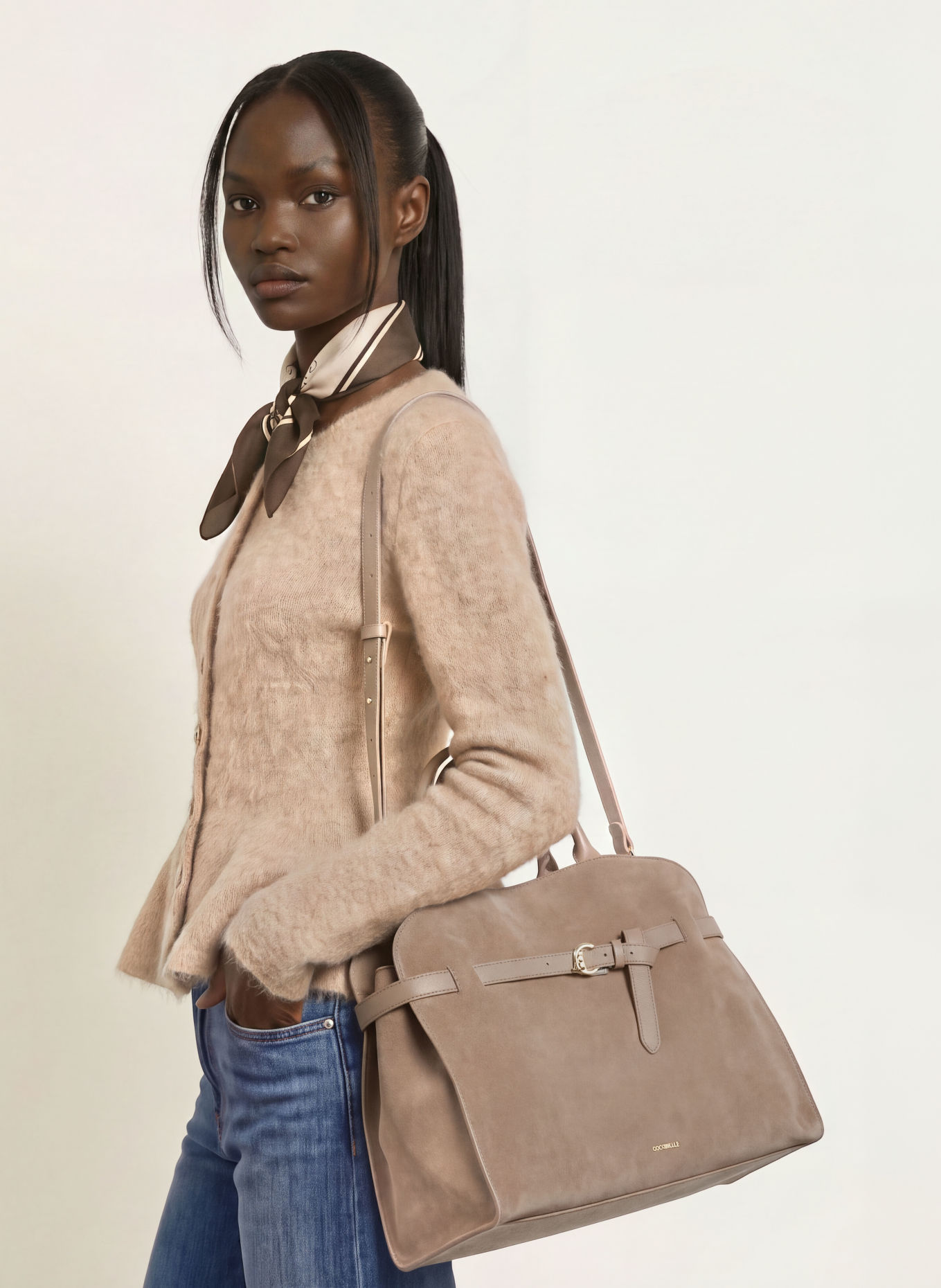 COCCINELLE Schultertasche: TAUPE / GOLD