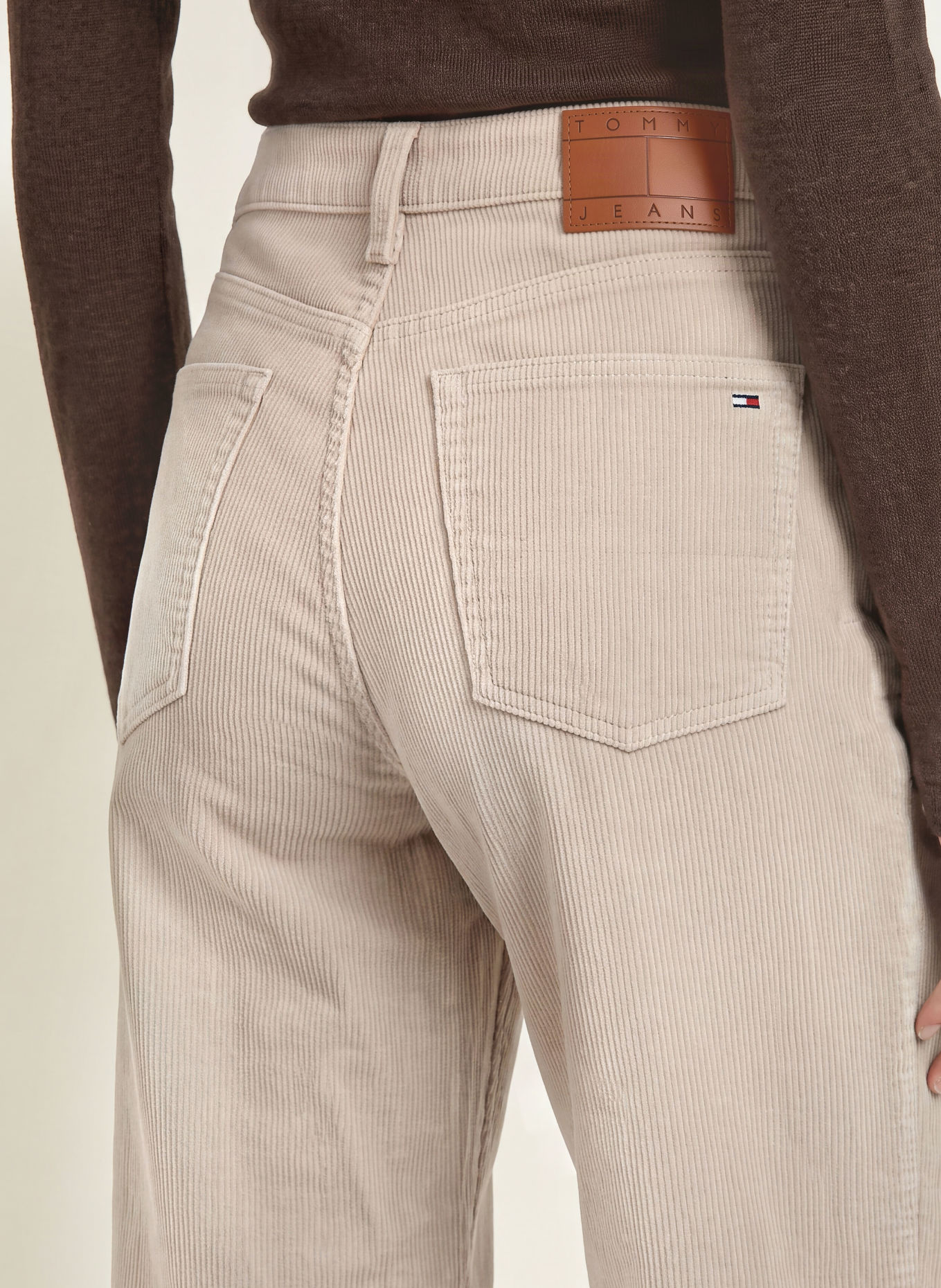 TOMMY JEANS Pantaloni din velur CLAIRE: TAUPE