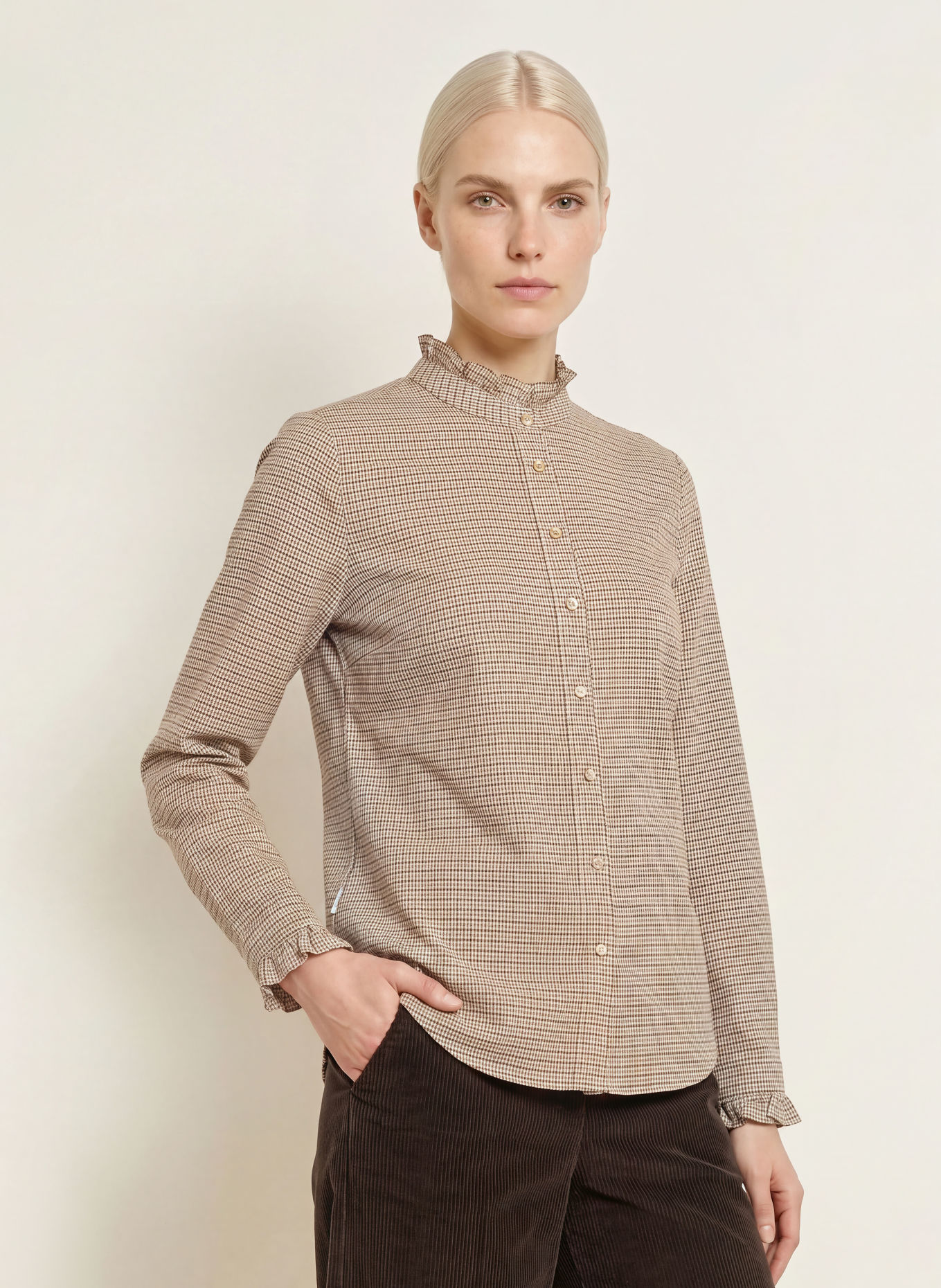 BRAX Blouse VICTORIA met ruches: WIT / MARRON FONCÉ / BEIGE