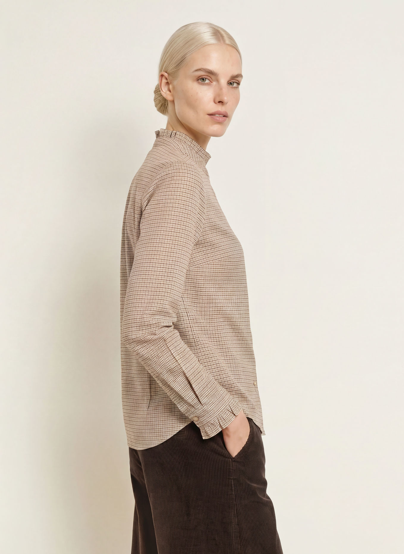 BRAX Blouse VICTORIA met ruches: WIT / MARRON FONCÉ / BEIGE
