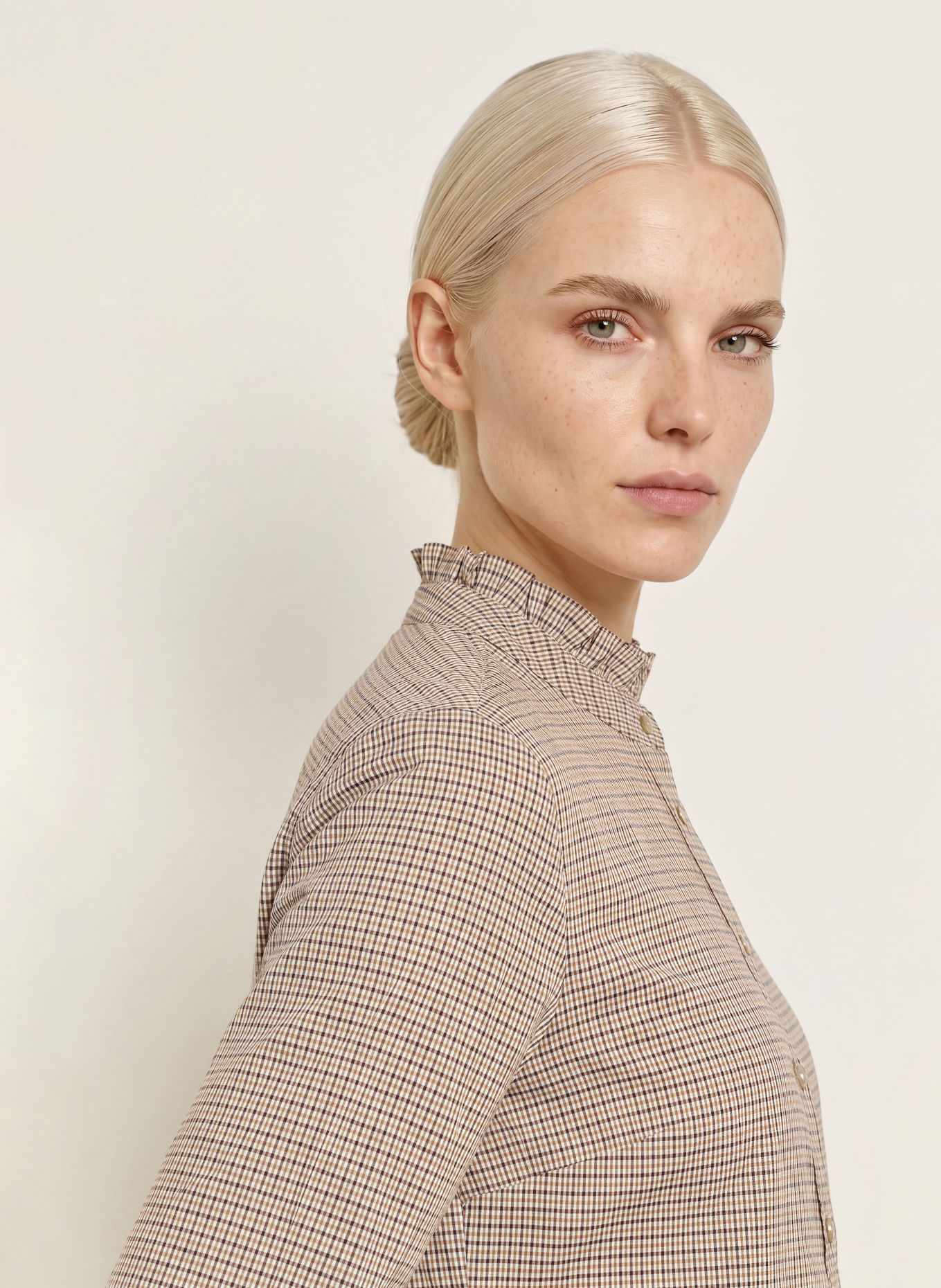 BRAX Blouse VICTORIA met ruches: WIT / MARRON FONCÉ / BEIGE