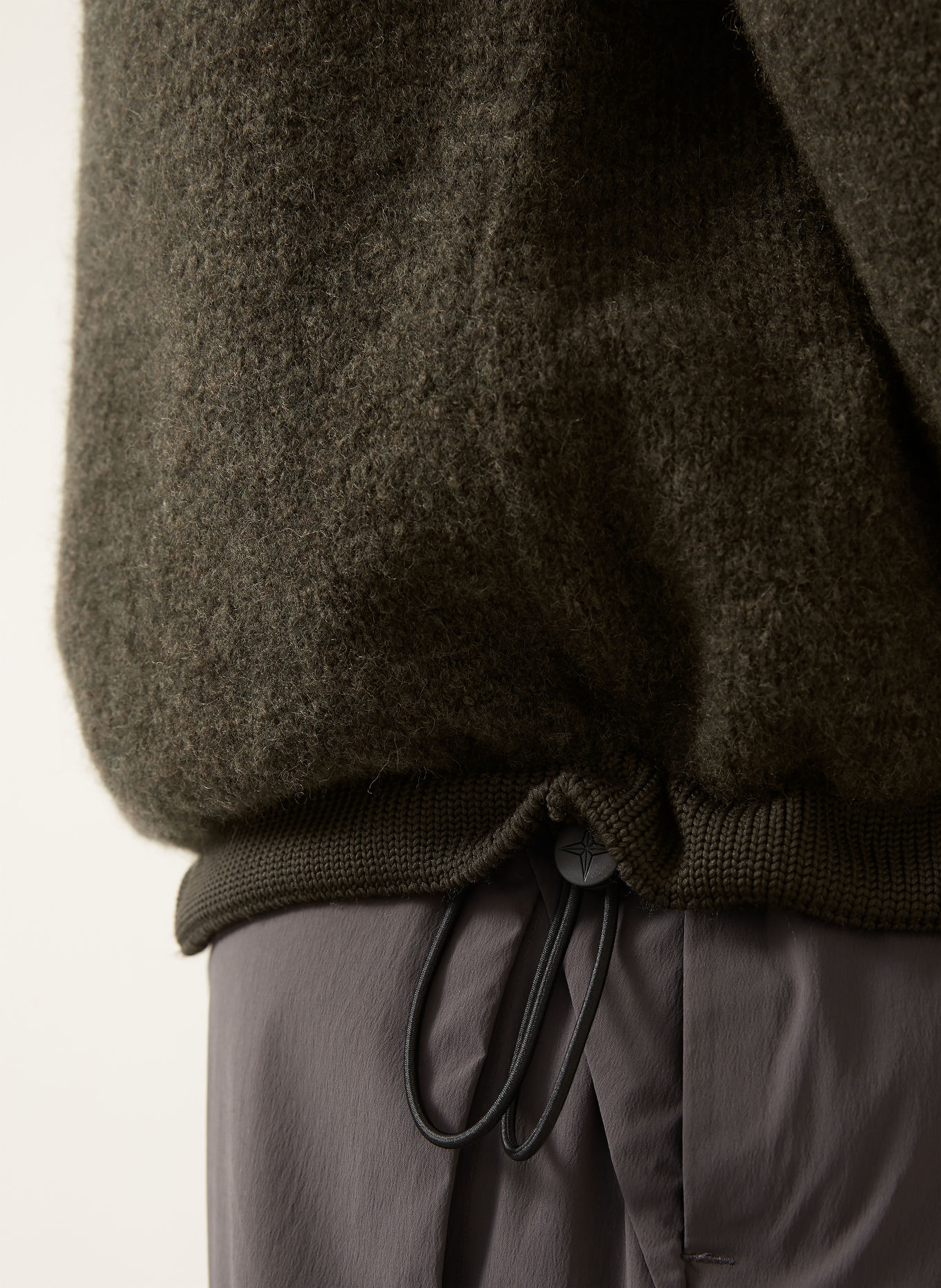 STONE ISLAND Svetr troyer STELLINA: TMAVĚ HNĚDÁ