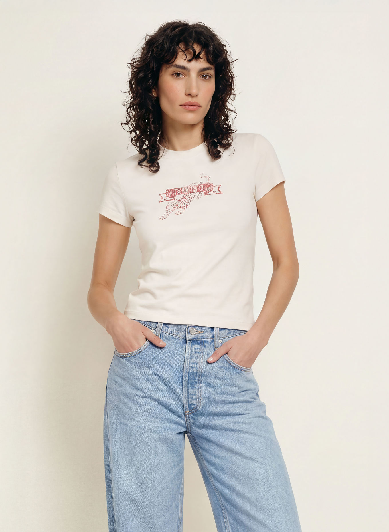 HUGO T-shirt 90'S: WIT / DONKERROOD