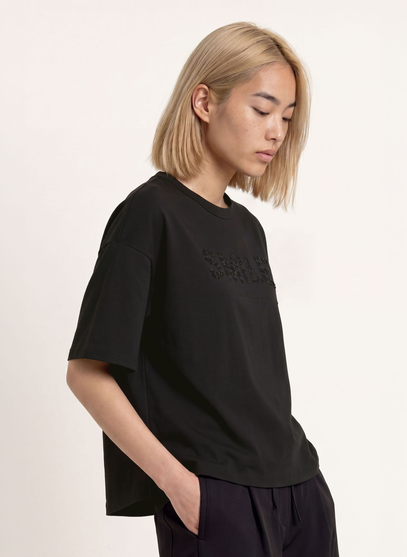 ELIAS RUMELIS T-shirt LORELY med smyckespärlor: SVART