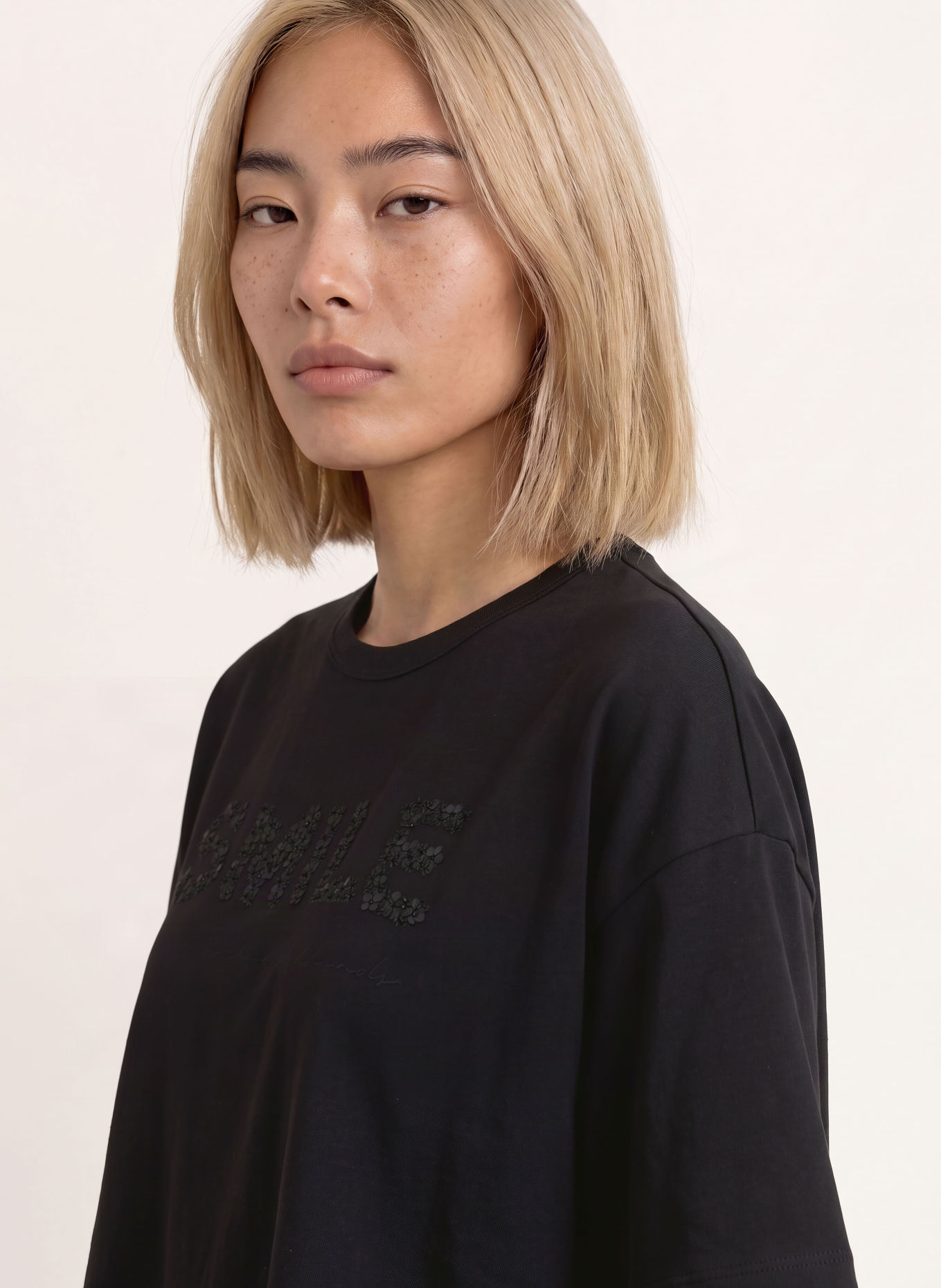 ELIAS RUMELIS T-shirt LORELY med smyckespärlor: SVART