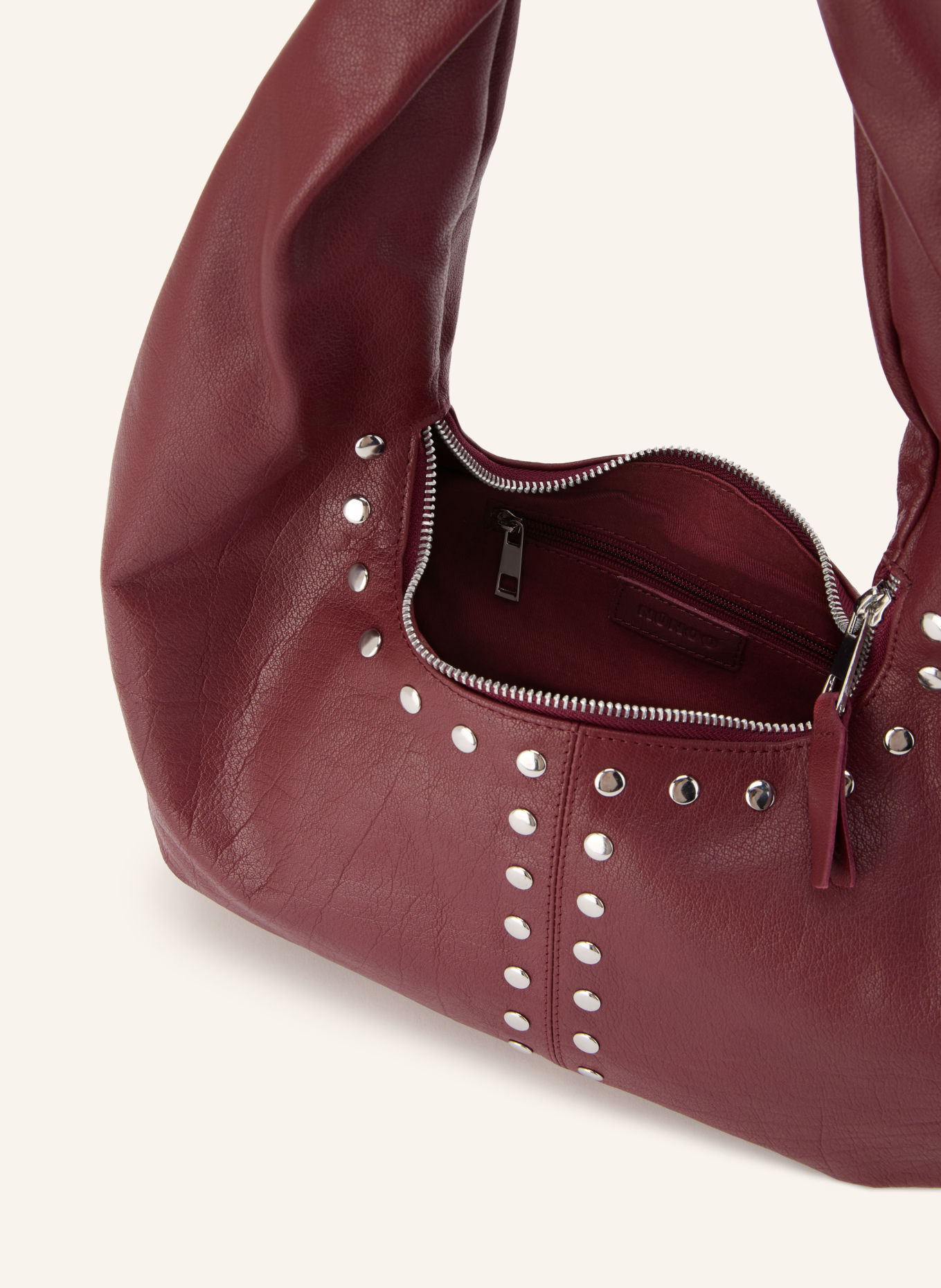 NÚNOO Schoudertas ALMA SMALL met studs: DONKERROOD / ZILVER