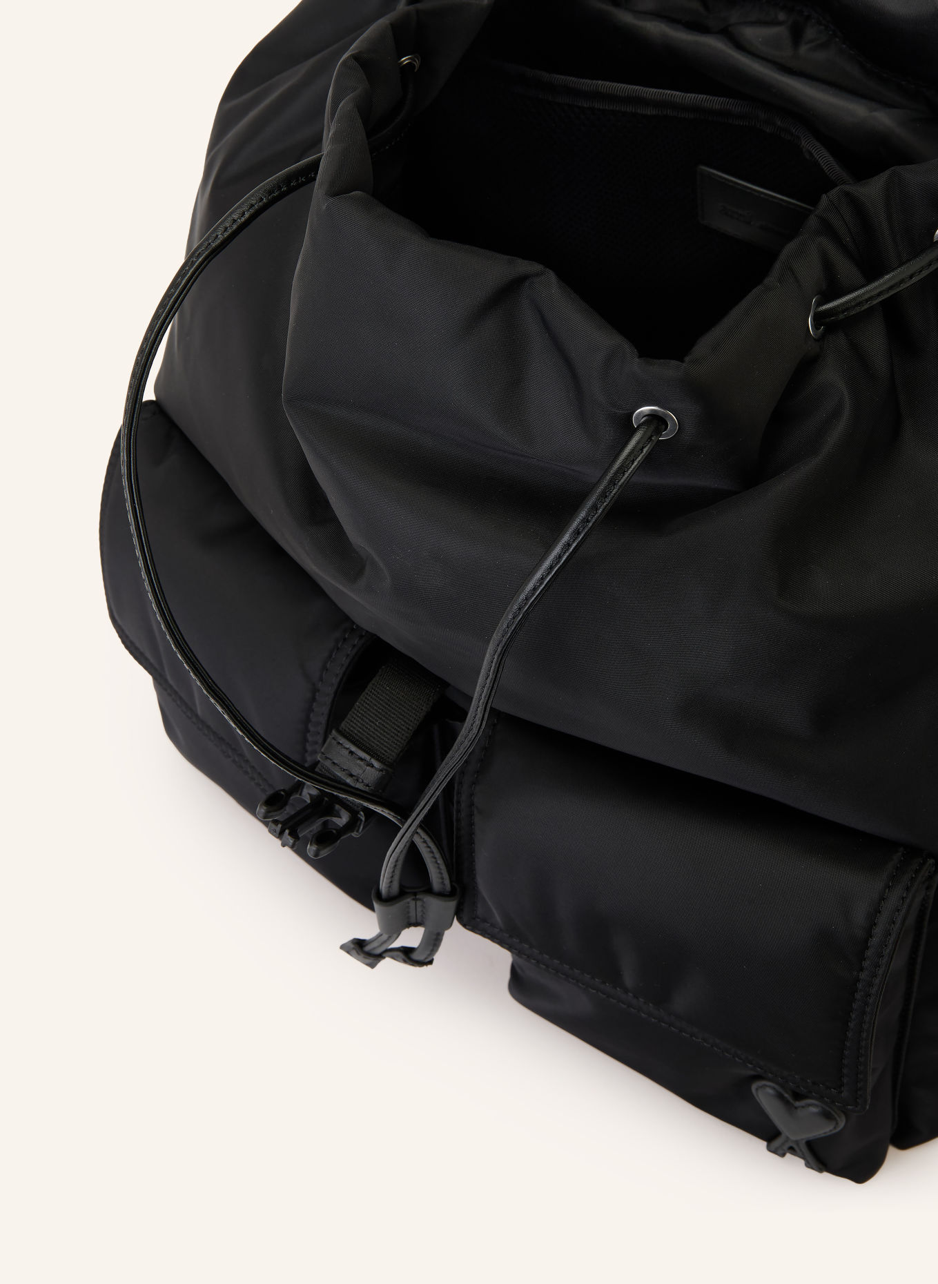 AMI PARIS Rucksack: SCHWARZ