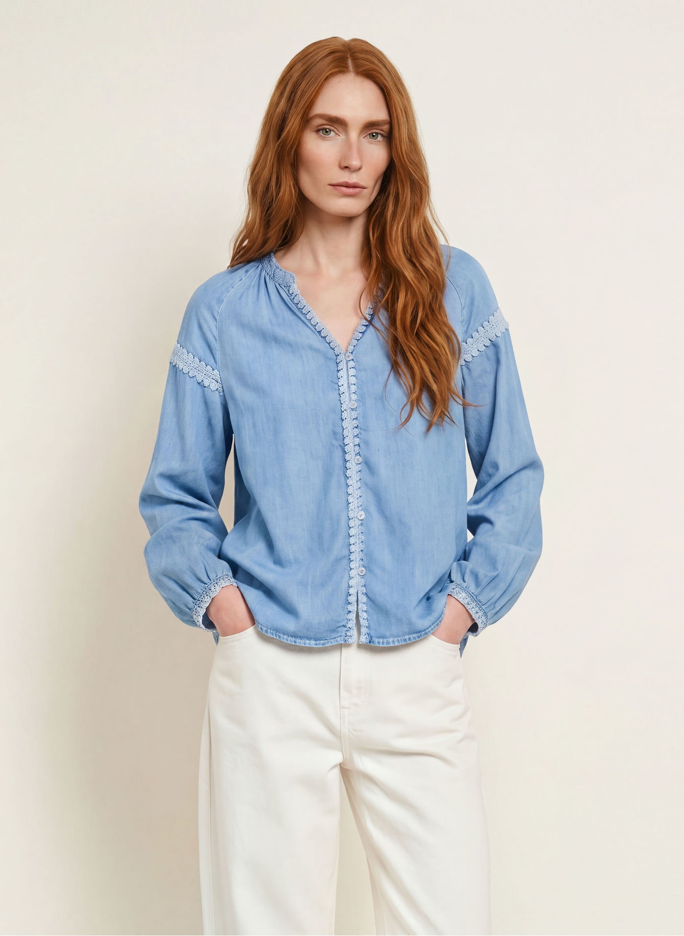 Emily VAN DEN BERGH Bluse in Jeansoptik: BLAU / HELLBLAU