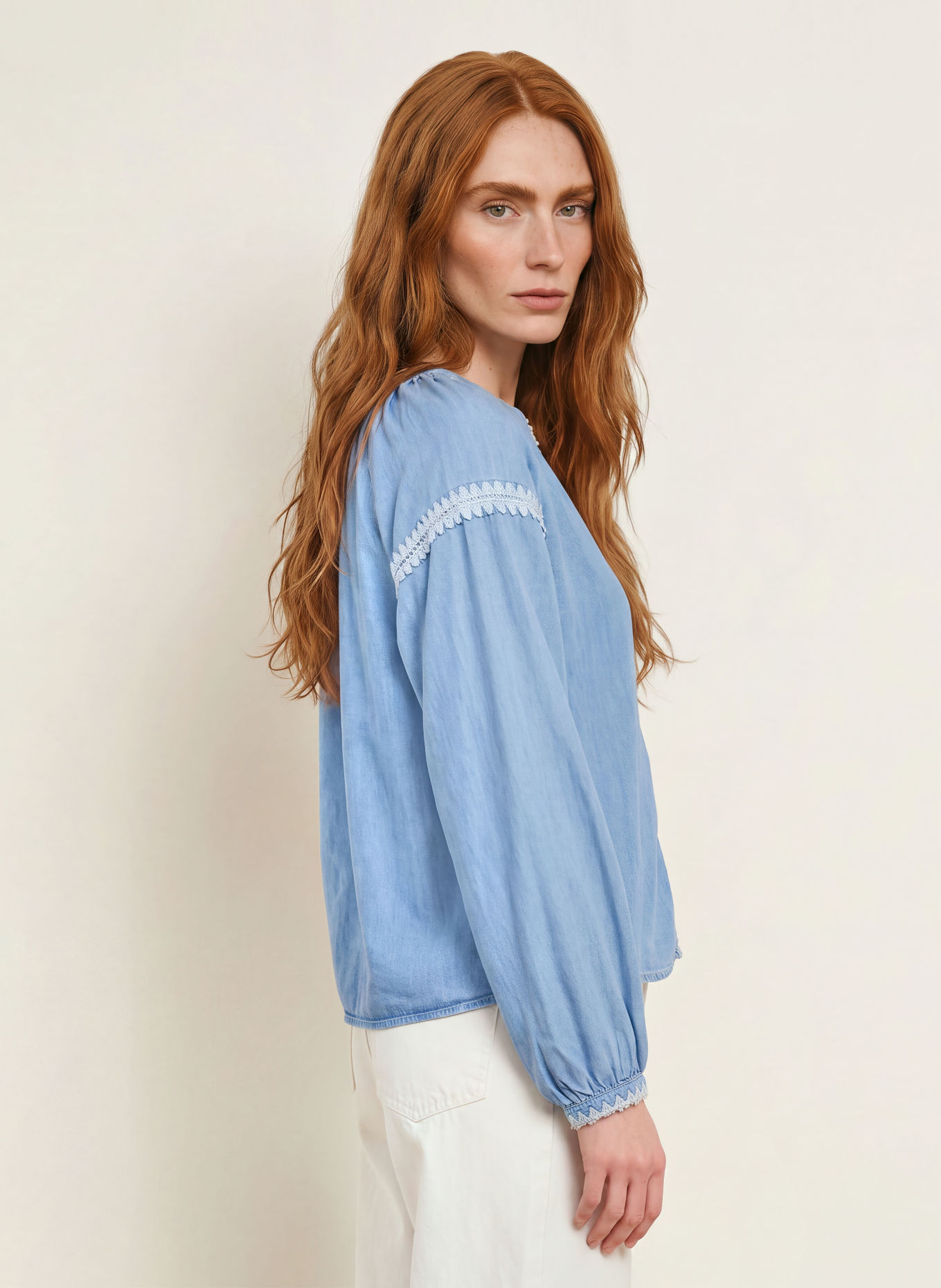 Emily VAN DEN BERGH Bluse in Jeansoptik: BLAU / HELLBLAU