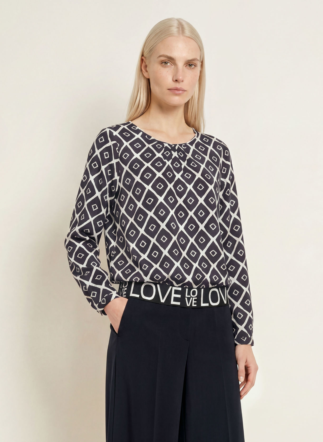 Emily VAN DEN BERGH Blusenshirt: SCHWARZ / WEISS